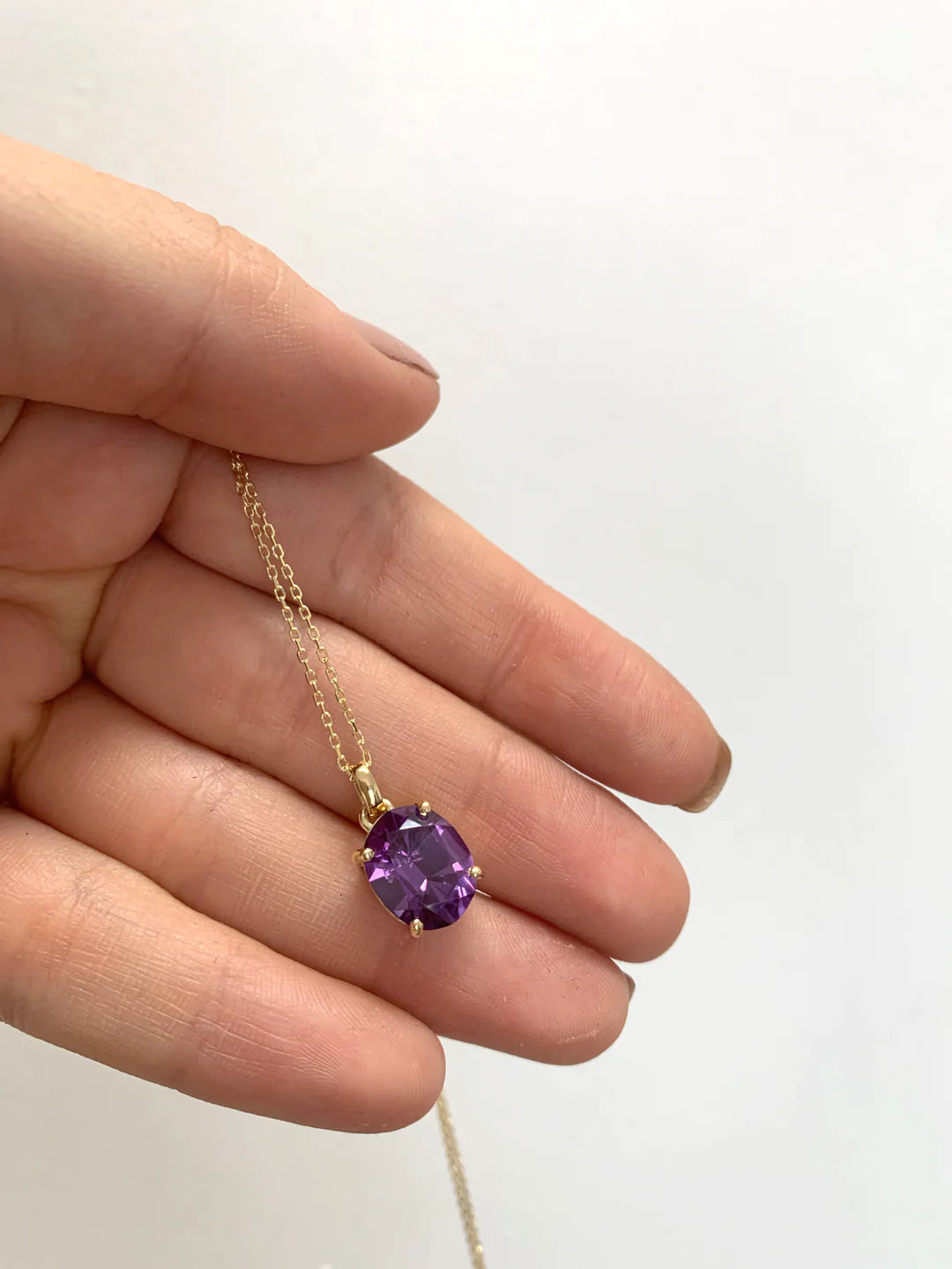 Pearl, moonstone and alexandrite, the unique gems of June