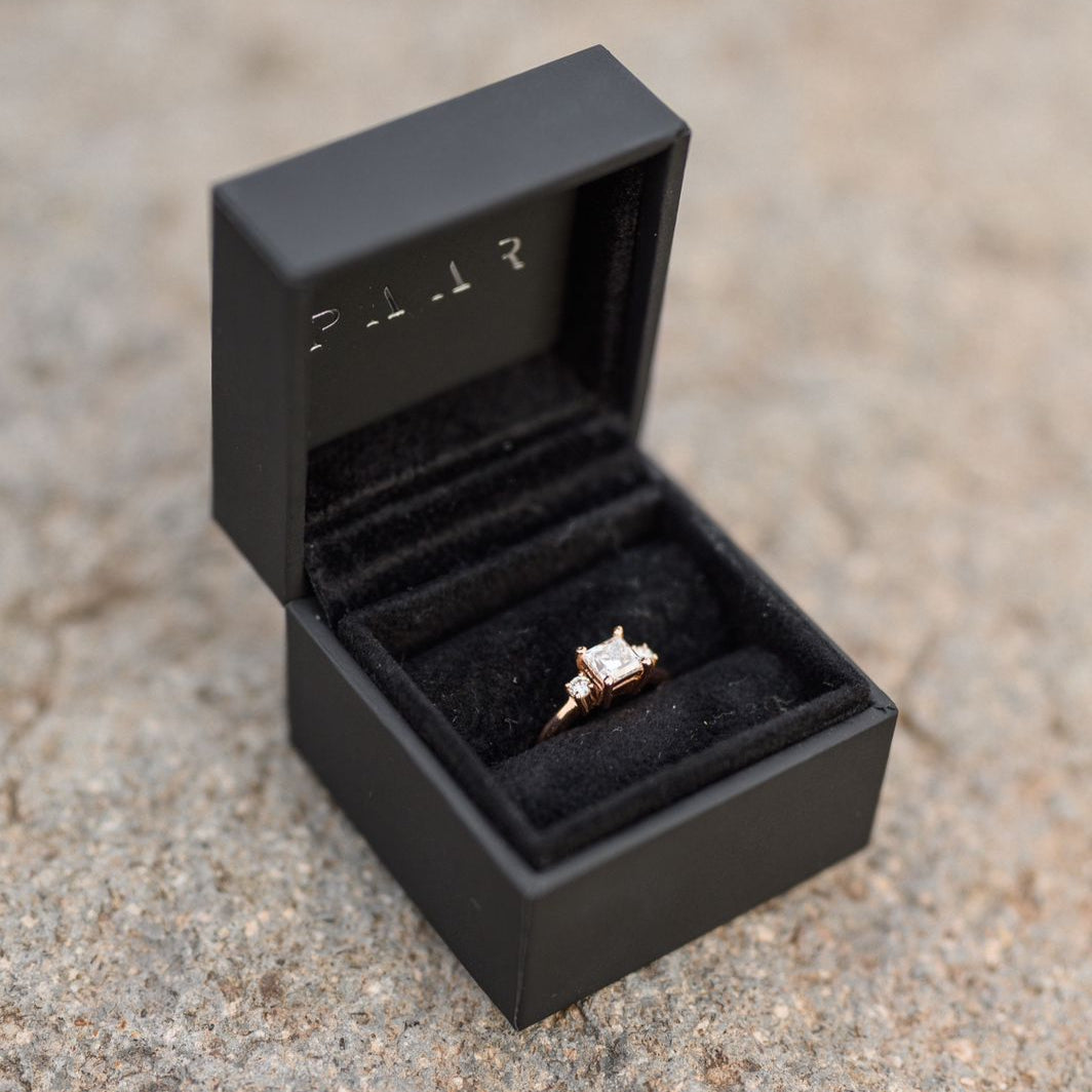 Anillo de compromiso con diamante corte princesa