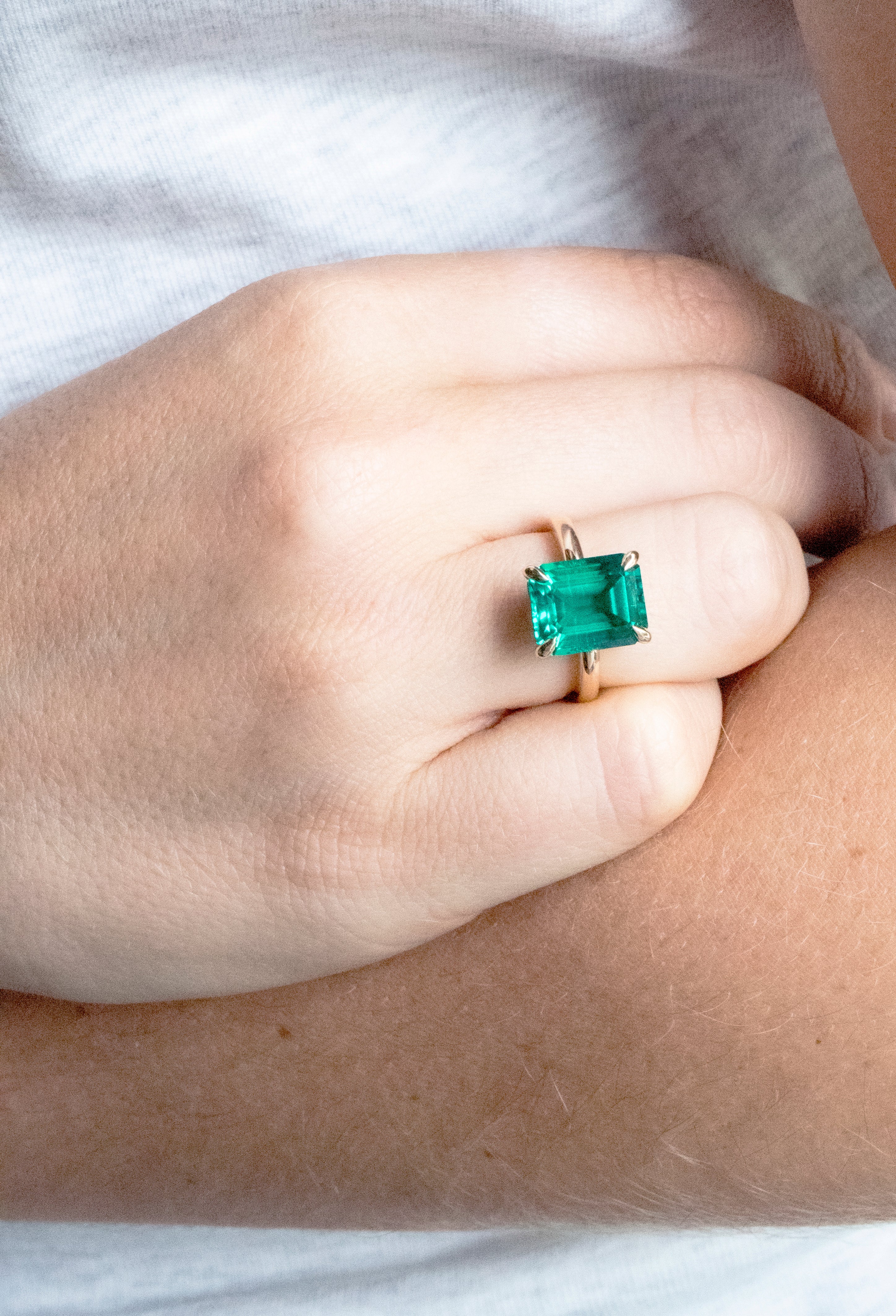 Anillo de esmeralda de laboratorio