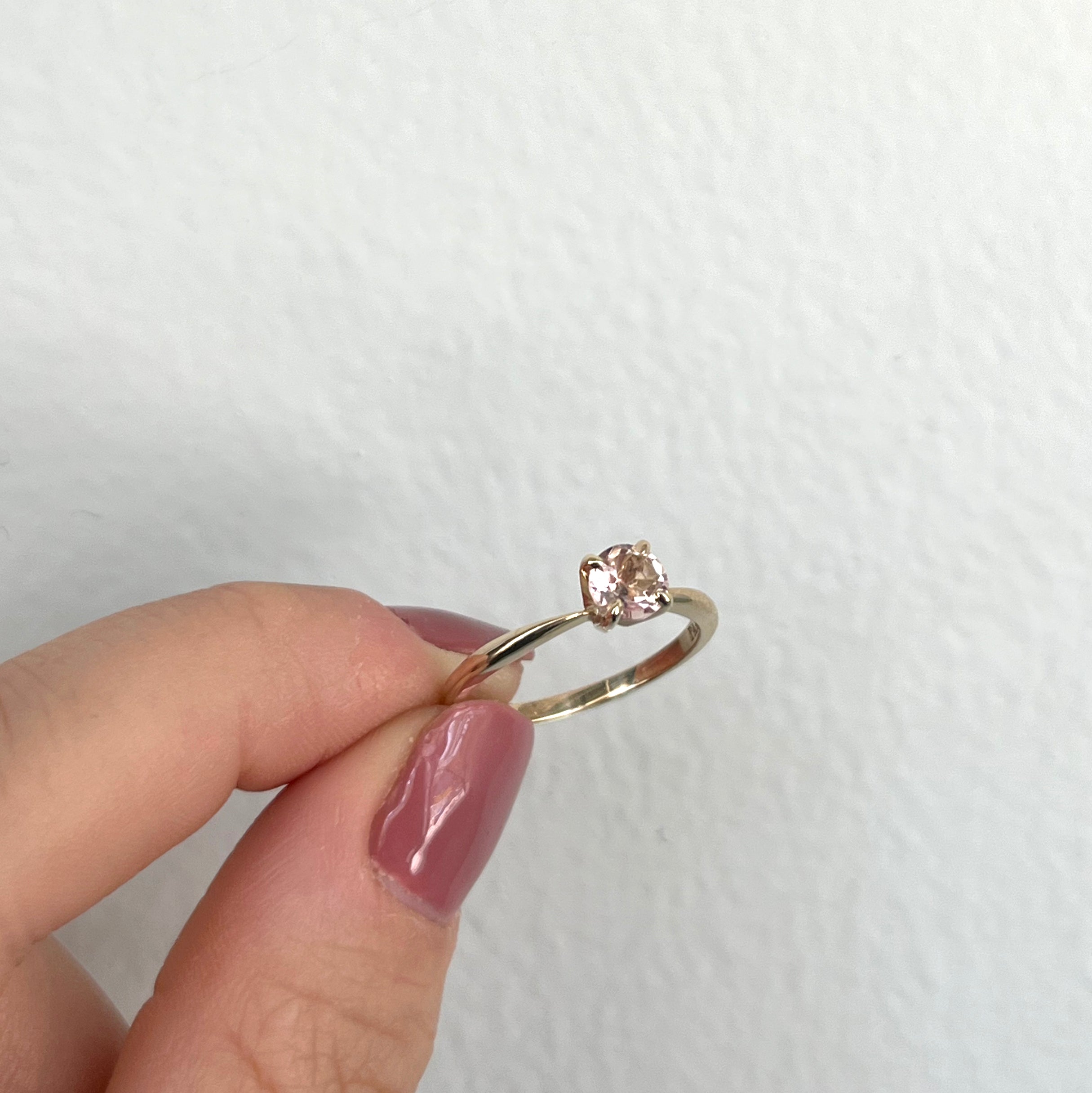 Anillo de compromiso con gema de color