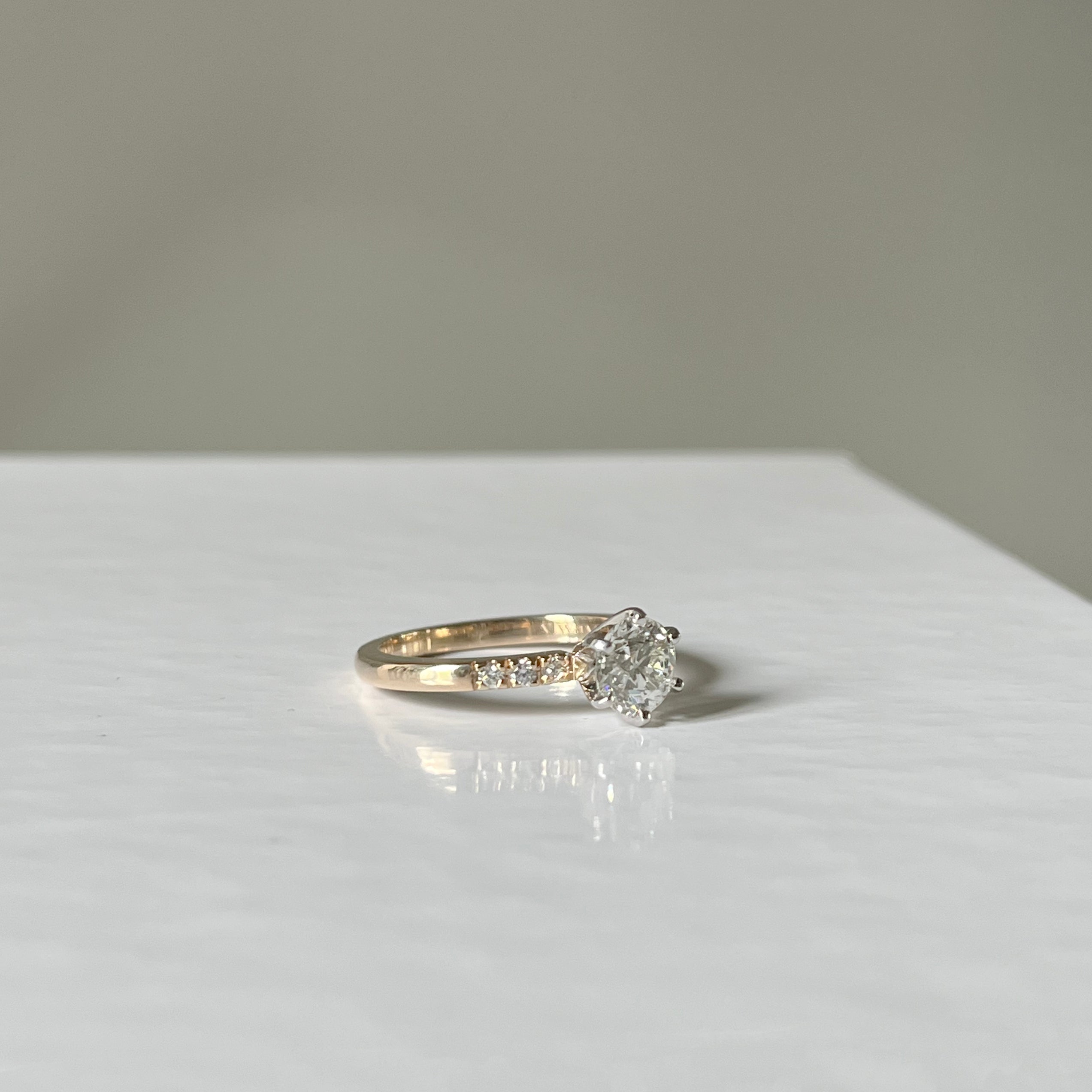 Anillo de compromiso con diamantes pave