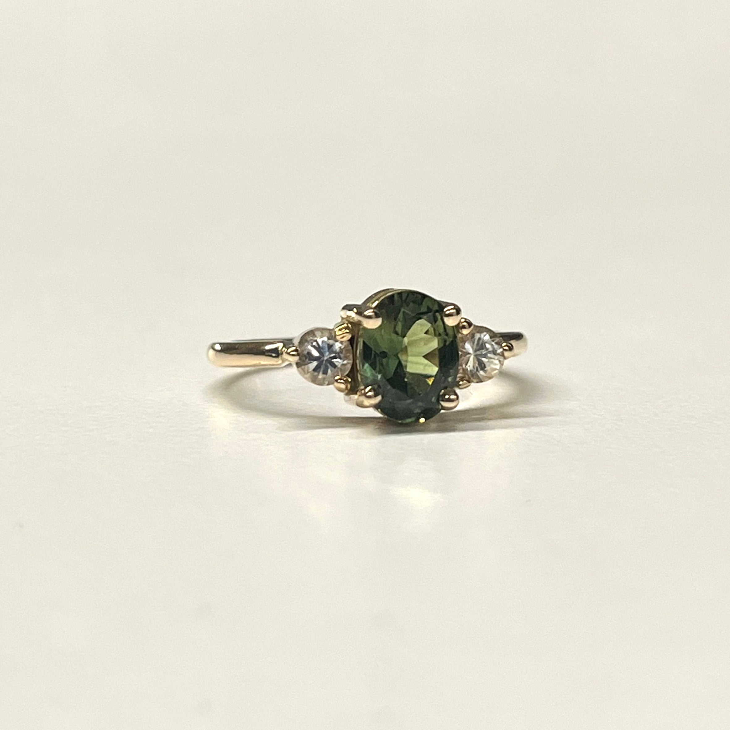 Anillo con zafiros verde y blancos