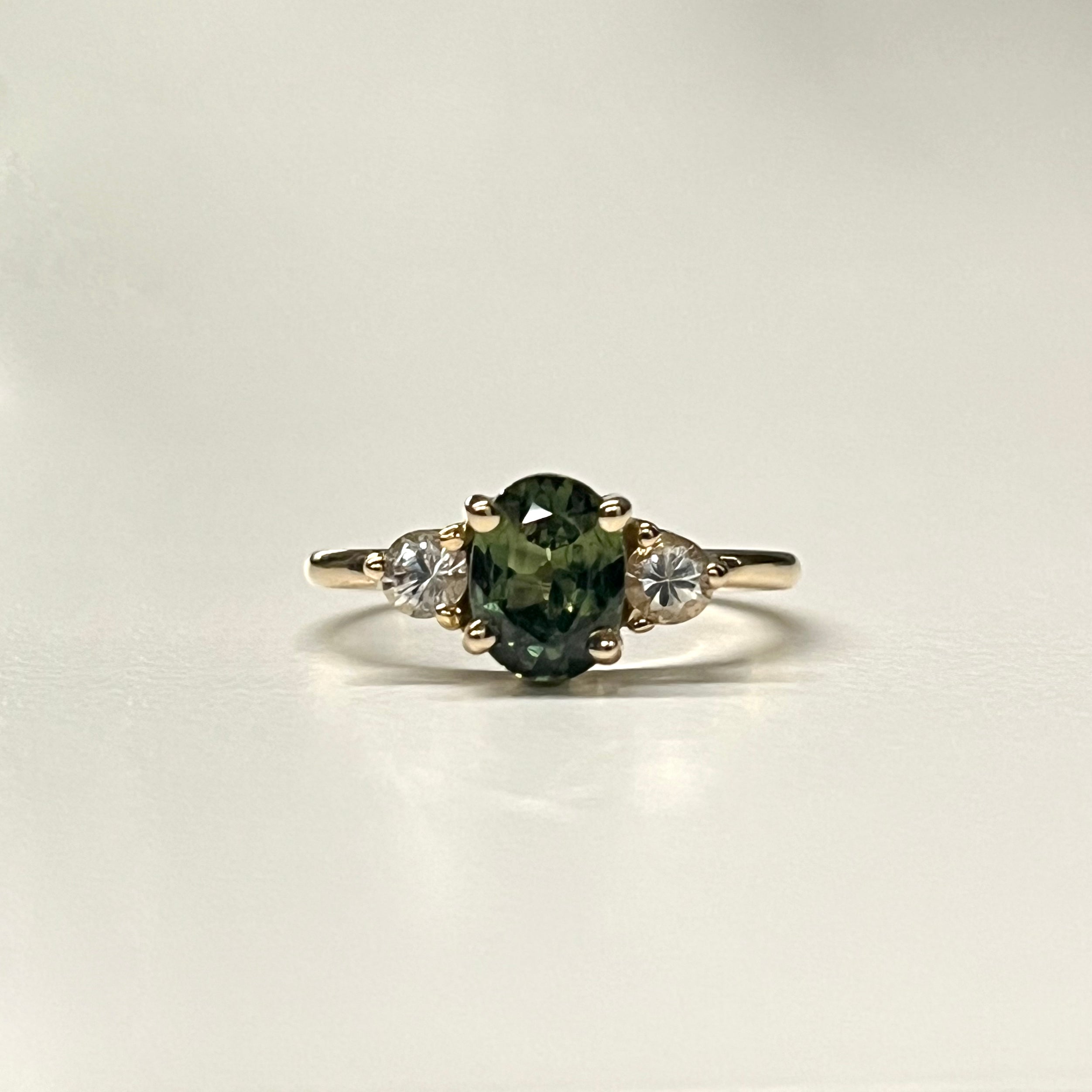 Anillo con zafiros verde y blancos