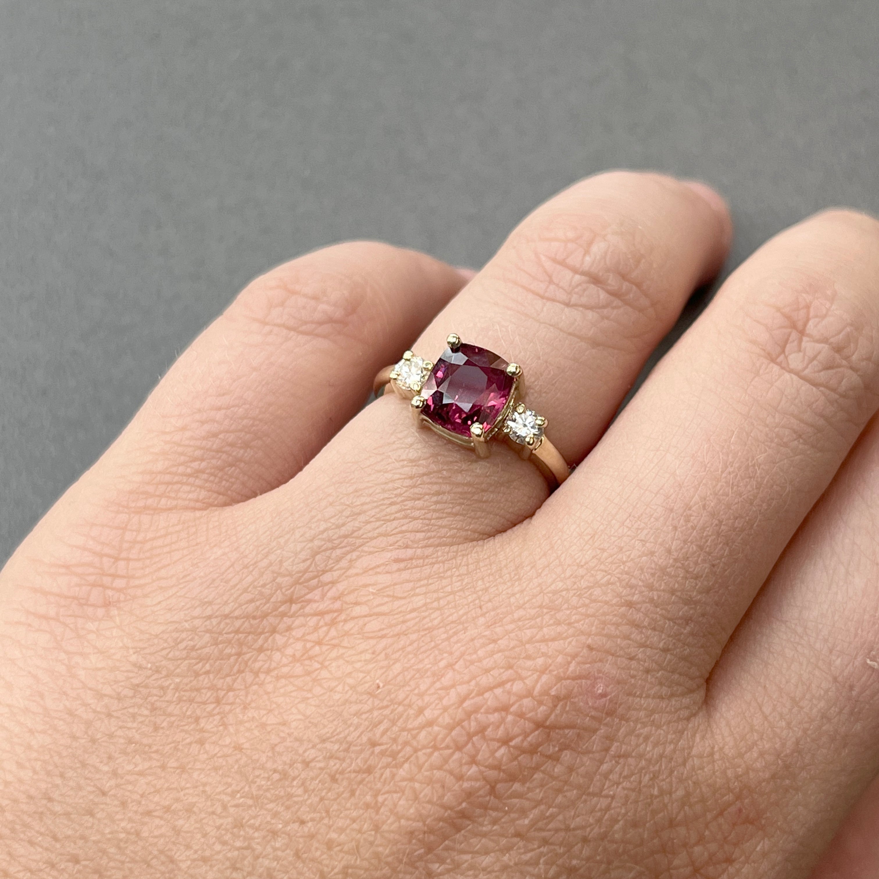 Anillo de compromiso con espinela rosa y diamantes