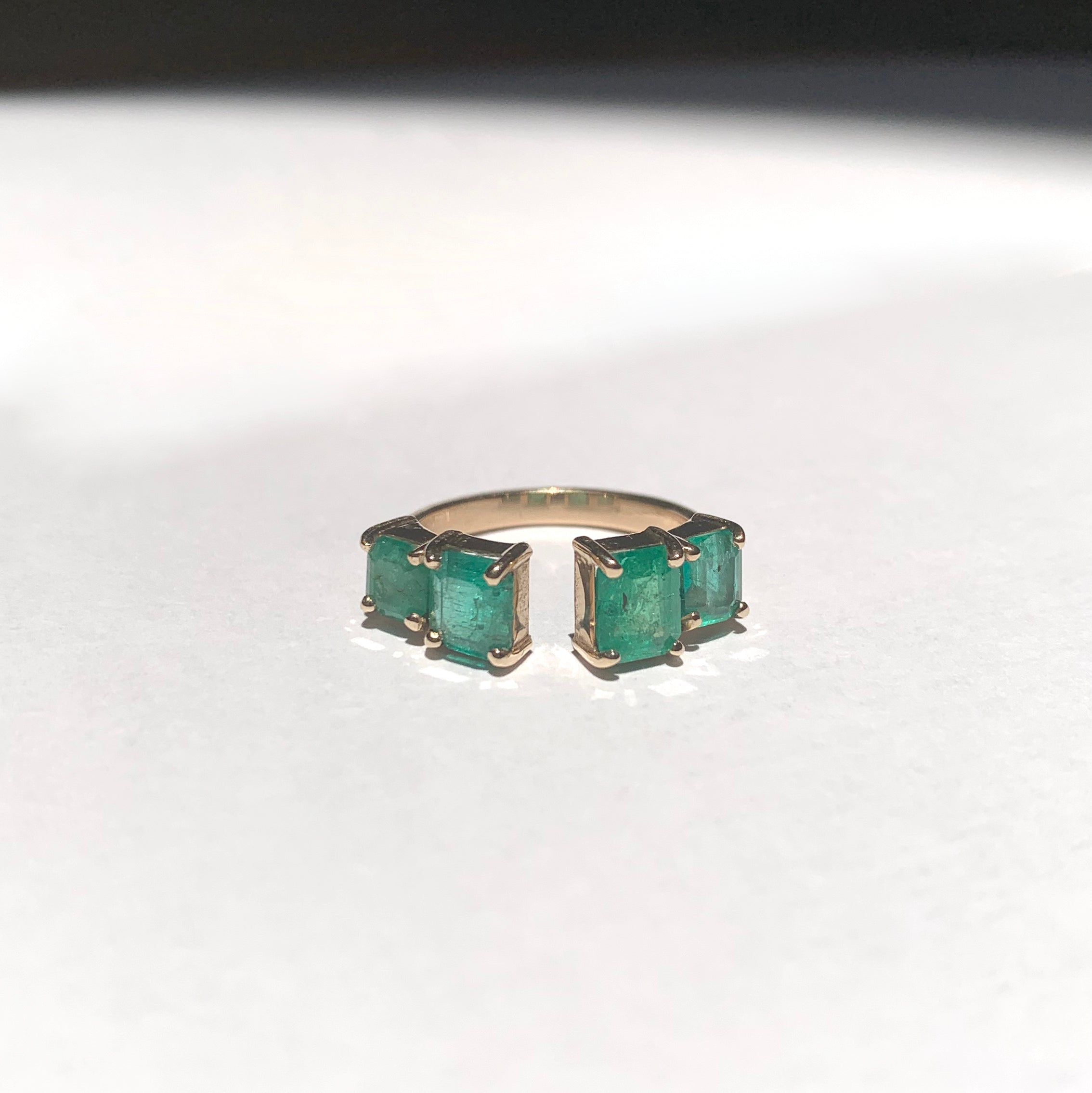 Anillo de cuatro esmeraldas