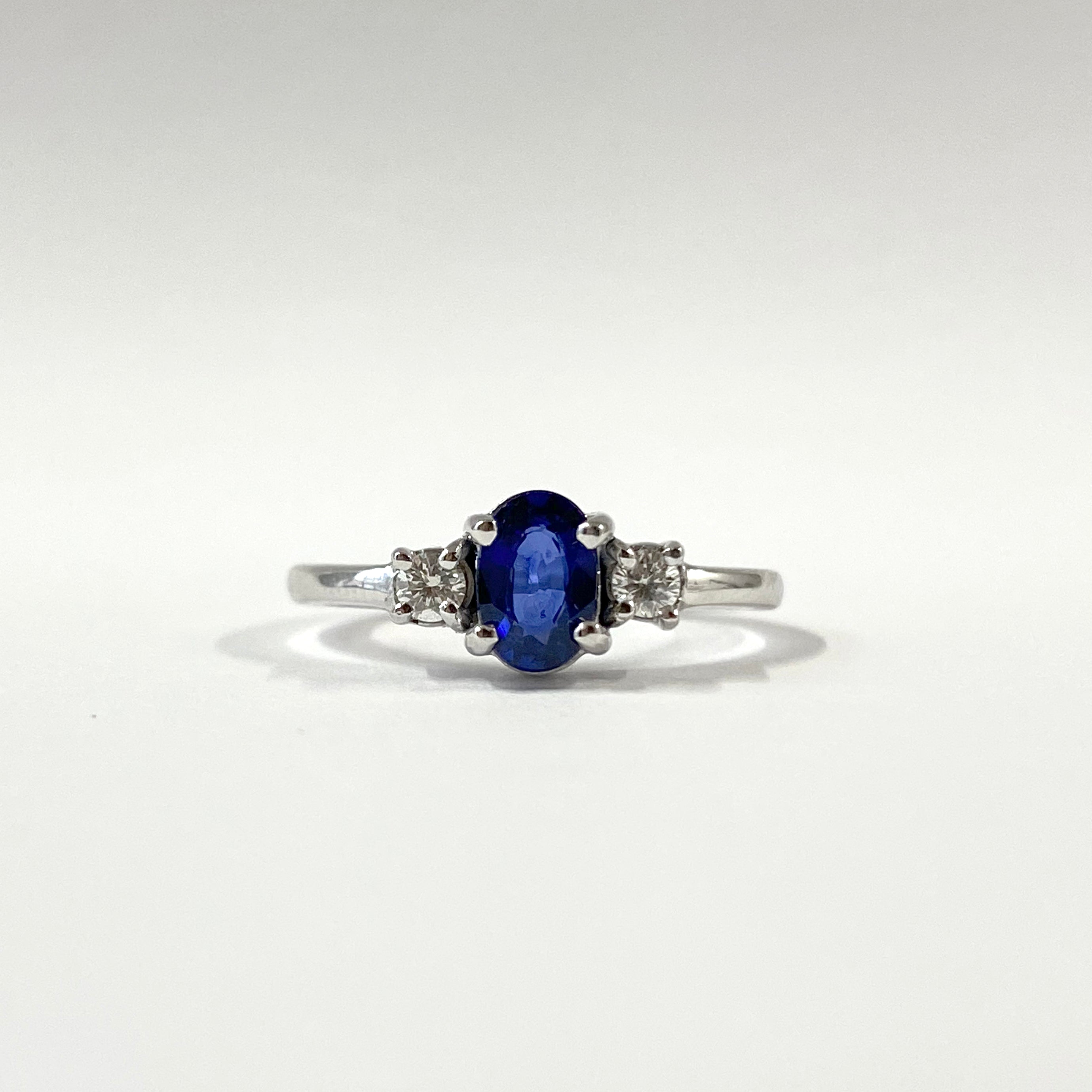 Anillo de compromiso con zafiro azul ovalado y dos diamantes