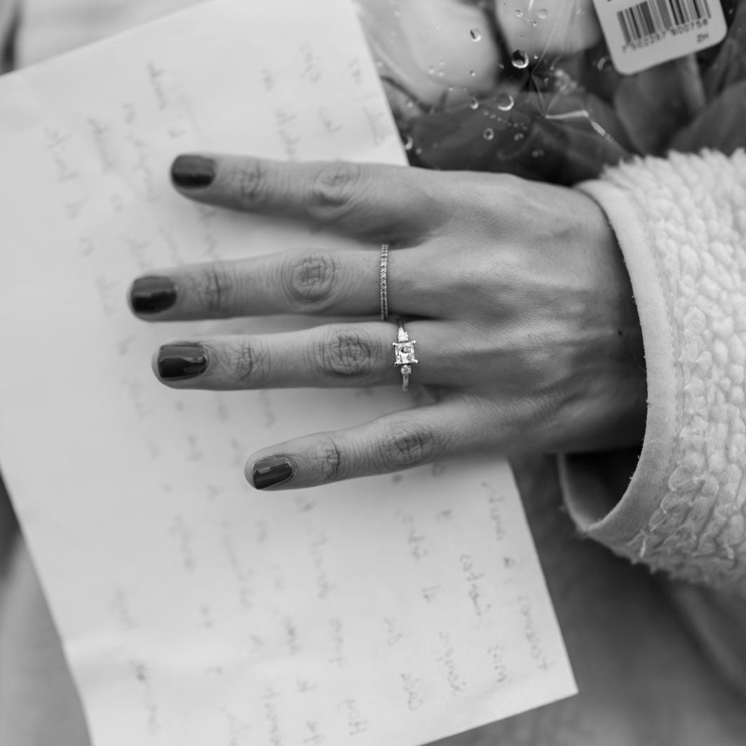 Anillo de compromiso con diamante corte princesa