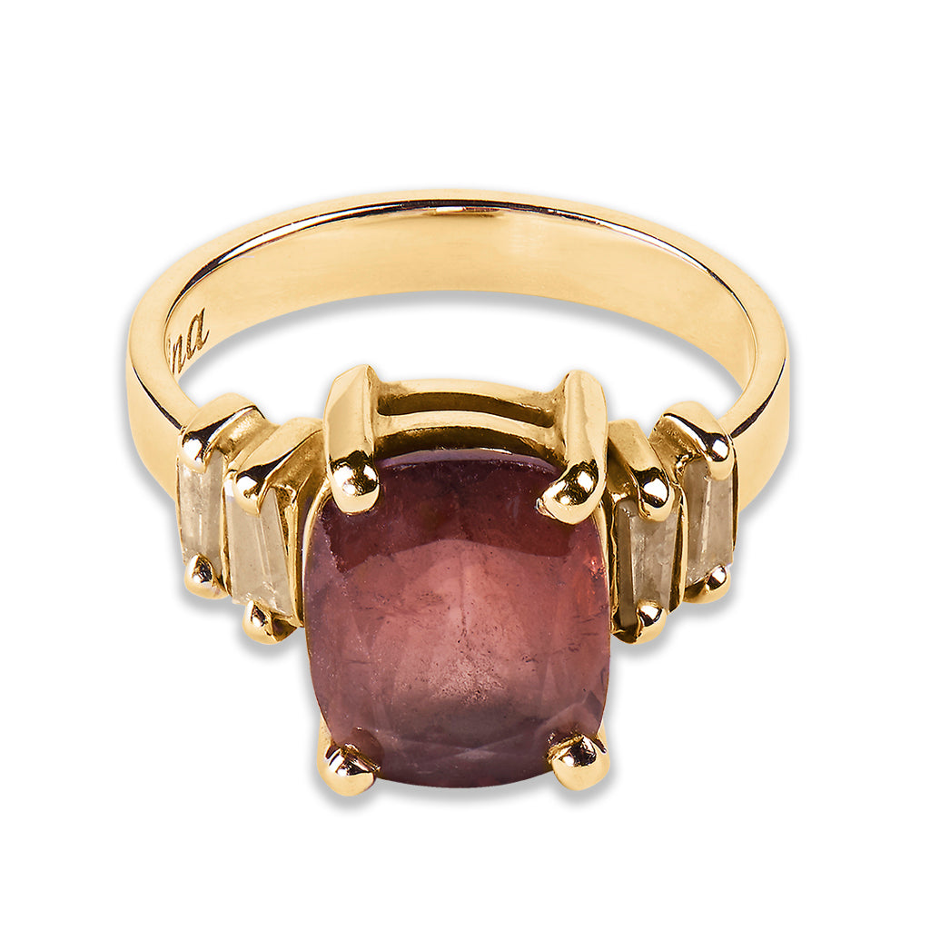 Anillo de compromiso con turmalina malva y diamantes baguette