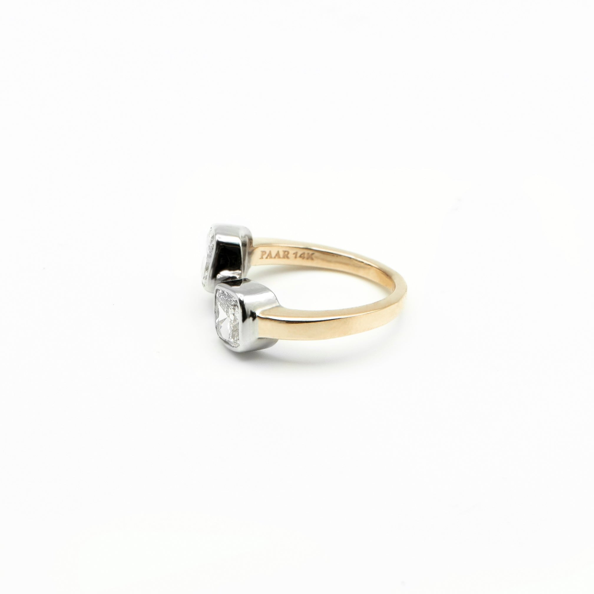 Anillo de compromiso con dos diamantes montados en bisel