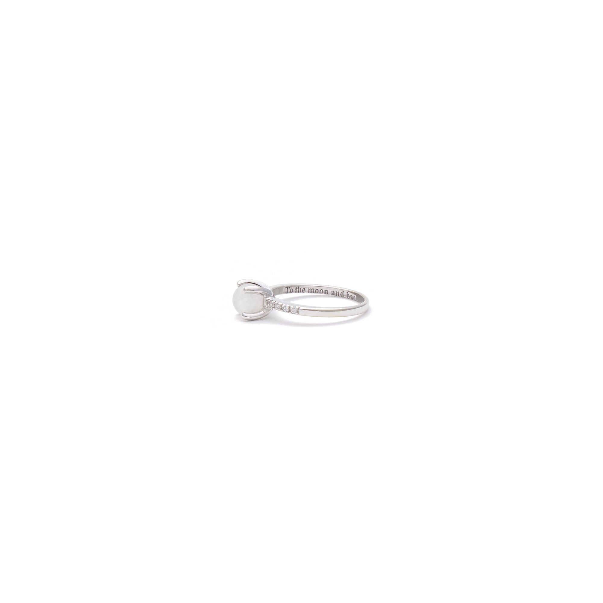 Anillo de compromiso con moonstone esférica y diamantes