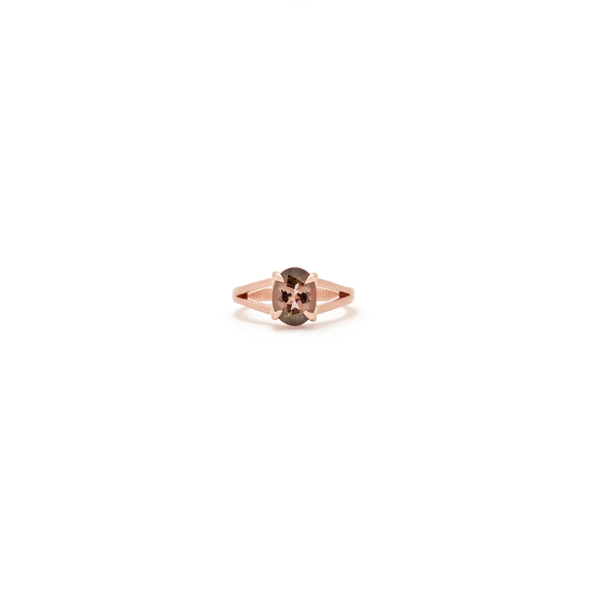 Anillo de compromiso en oro rosado con una turmalina bicolor