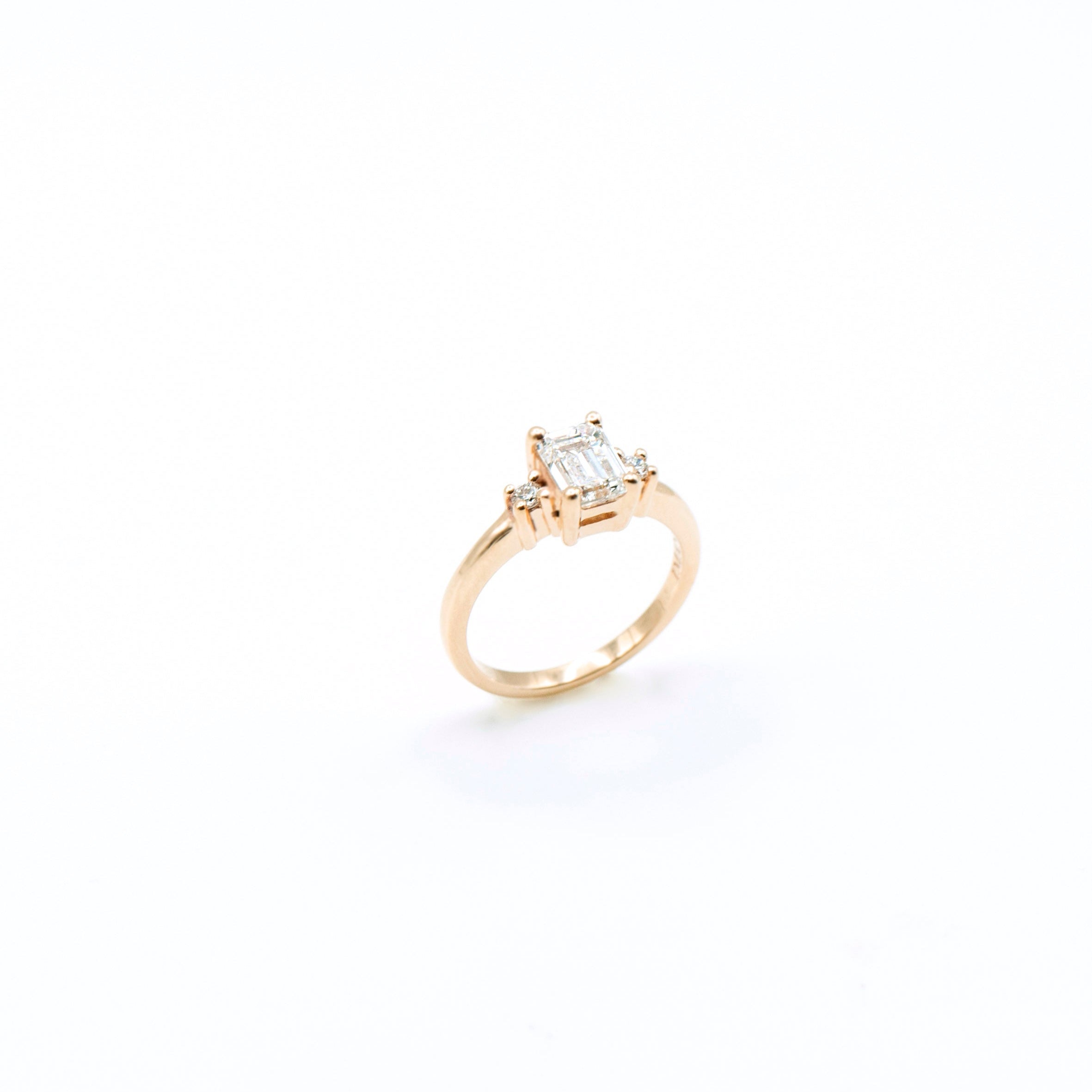 Anillo de compromiso en oro amarillo de 14k con tres diamantes 