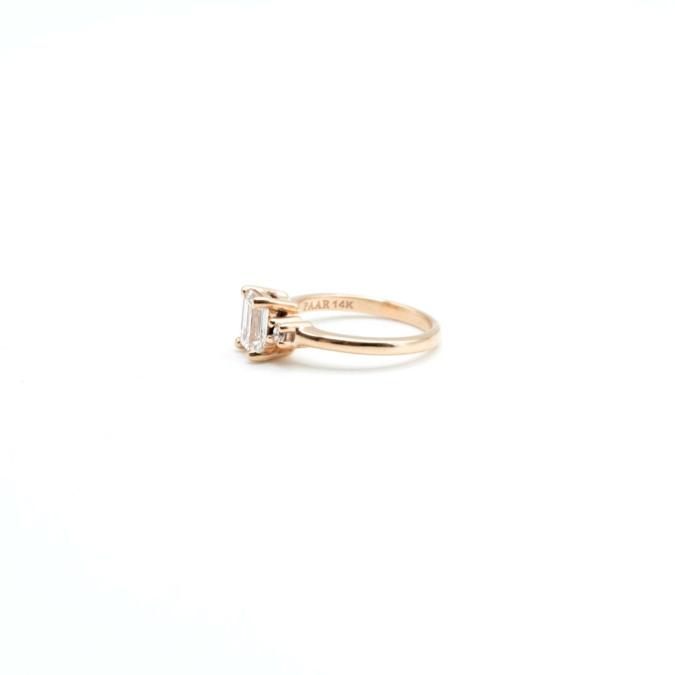 Anillo de compromiso en oro amarillo de 14k con tres diamantes 