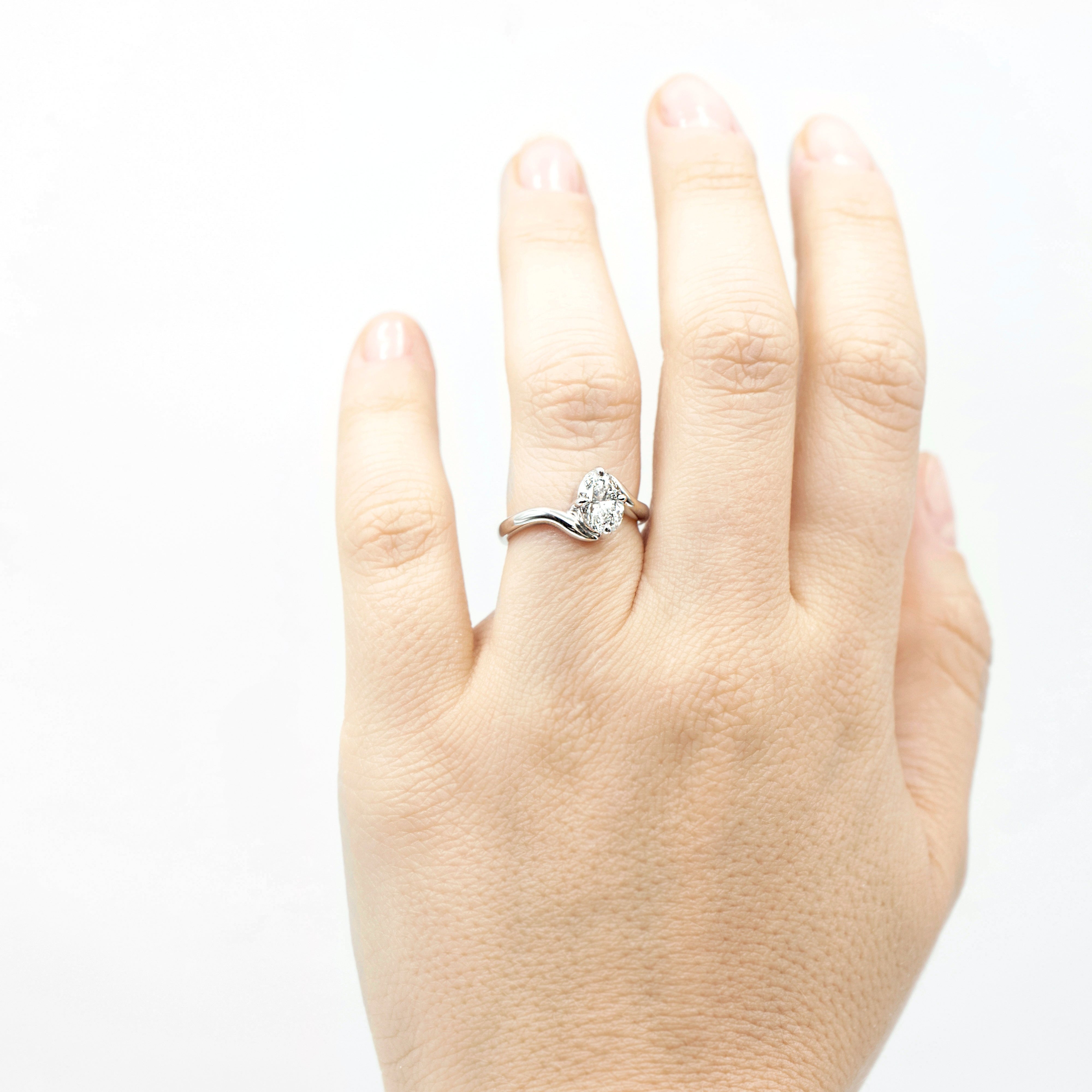 Anillo de compromiso en oro blanco con diamante ovalado y banda curveada