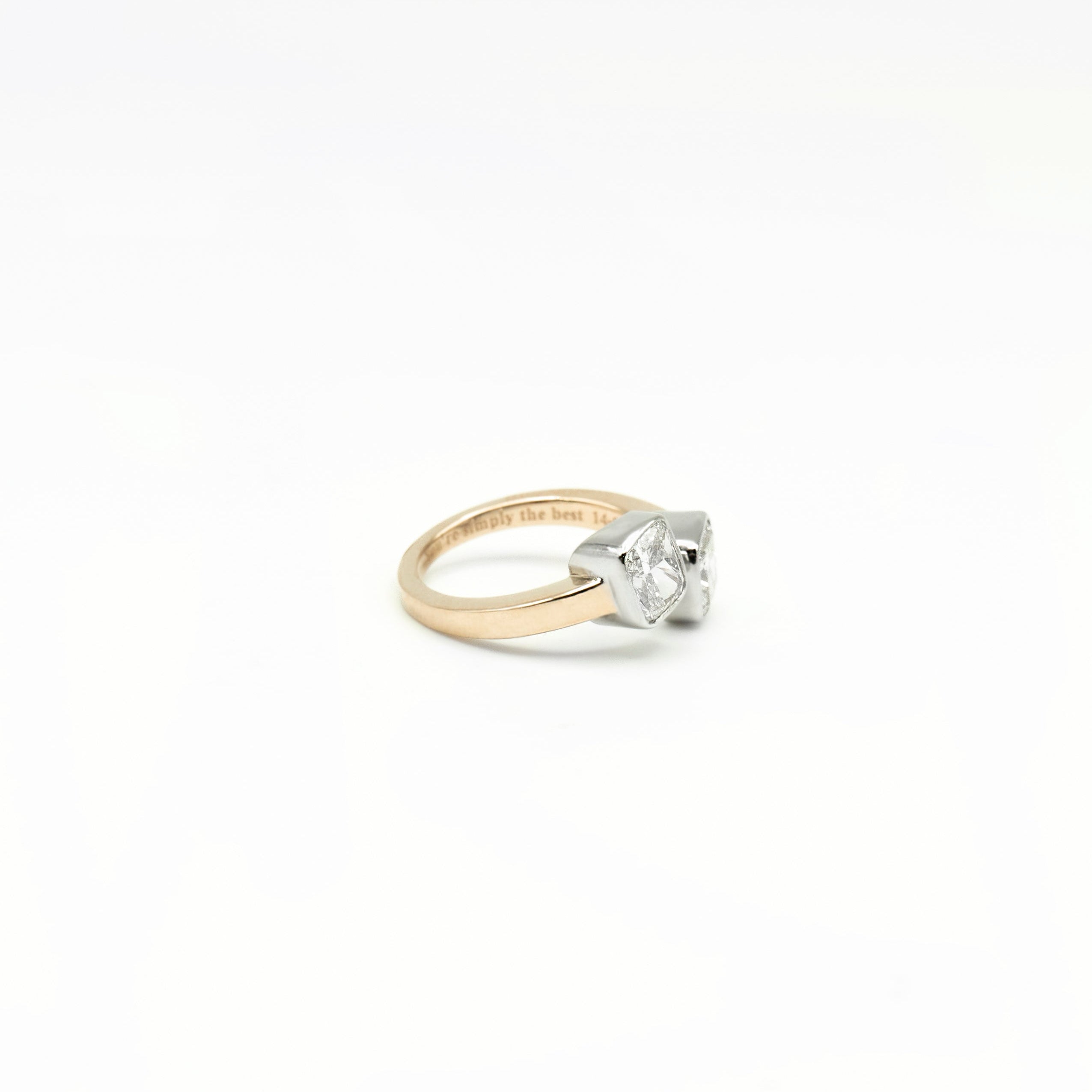 Anillo de compromiso con dos diamantes montados en bisel