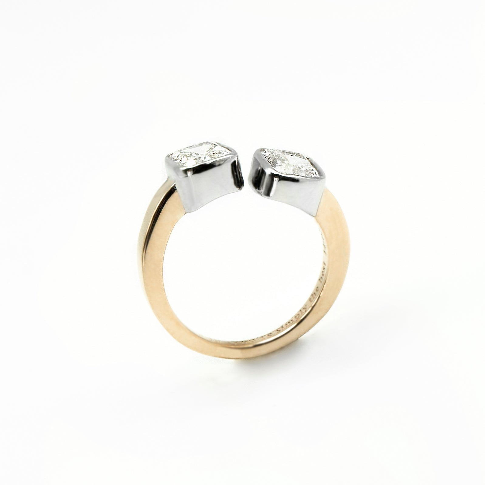 Anillo de compromiso con dos diamantes montados en bisel