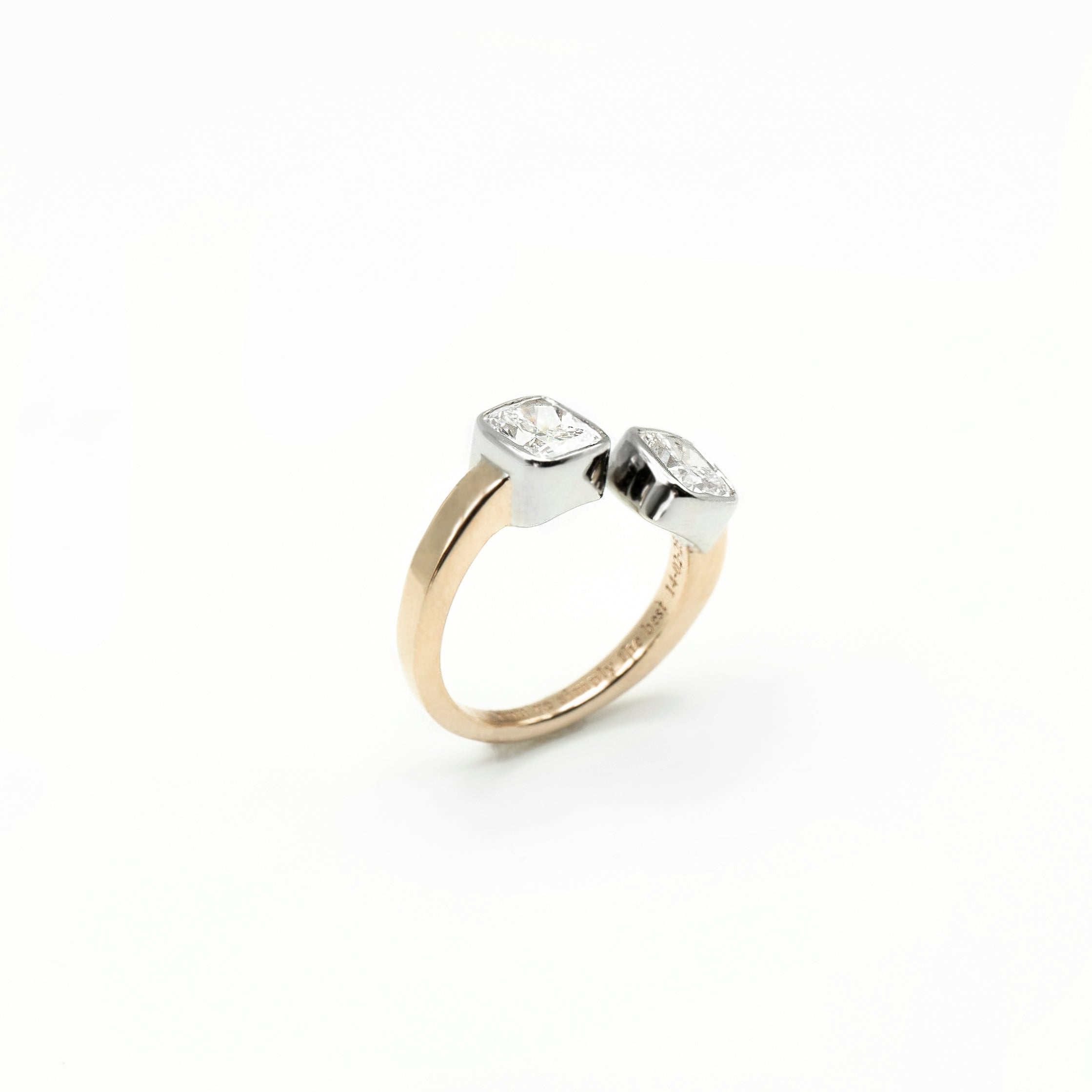 Anillo de compromiso con dos diamantes montados en bisel