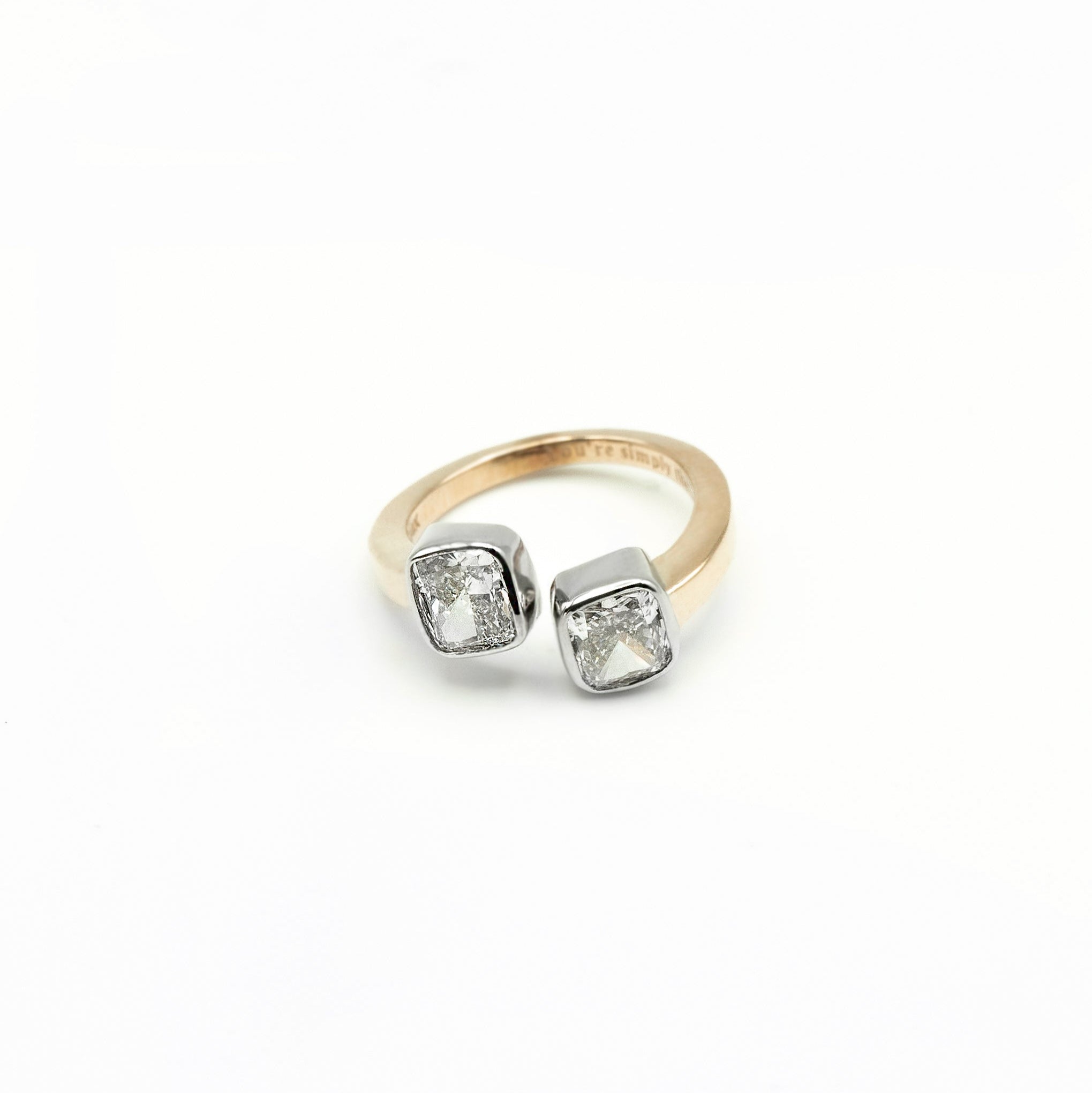 Anillo de compromiso con dos diamantes montados en bisel