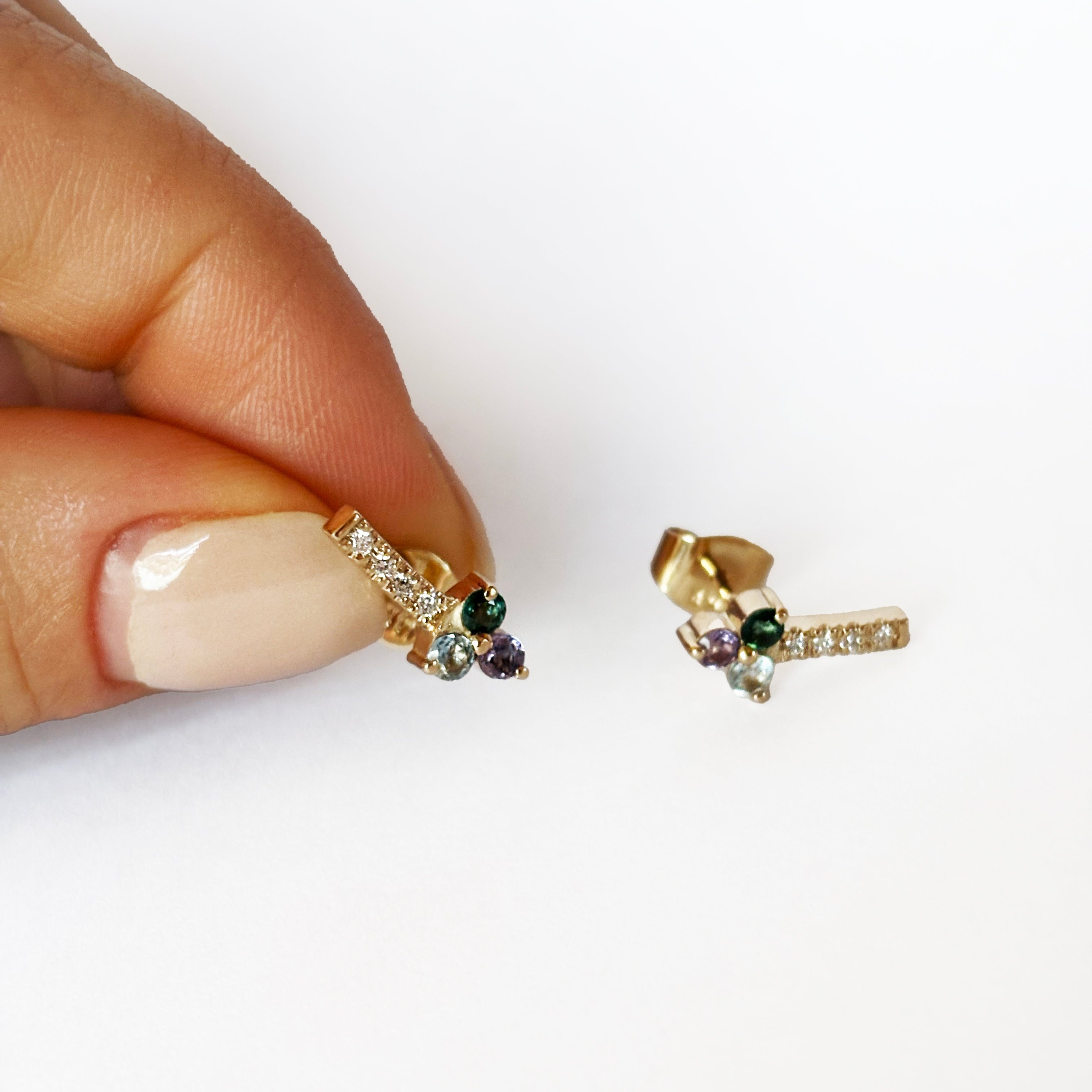 Aretes de oro de 14k con gemas multicolor y diamantes