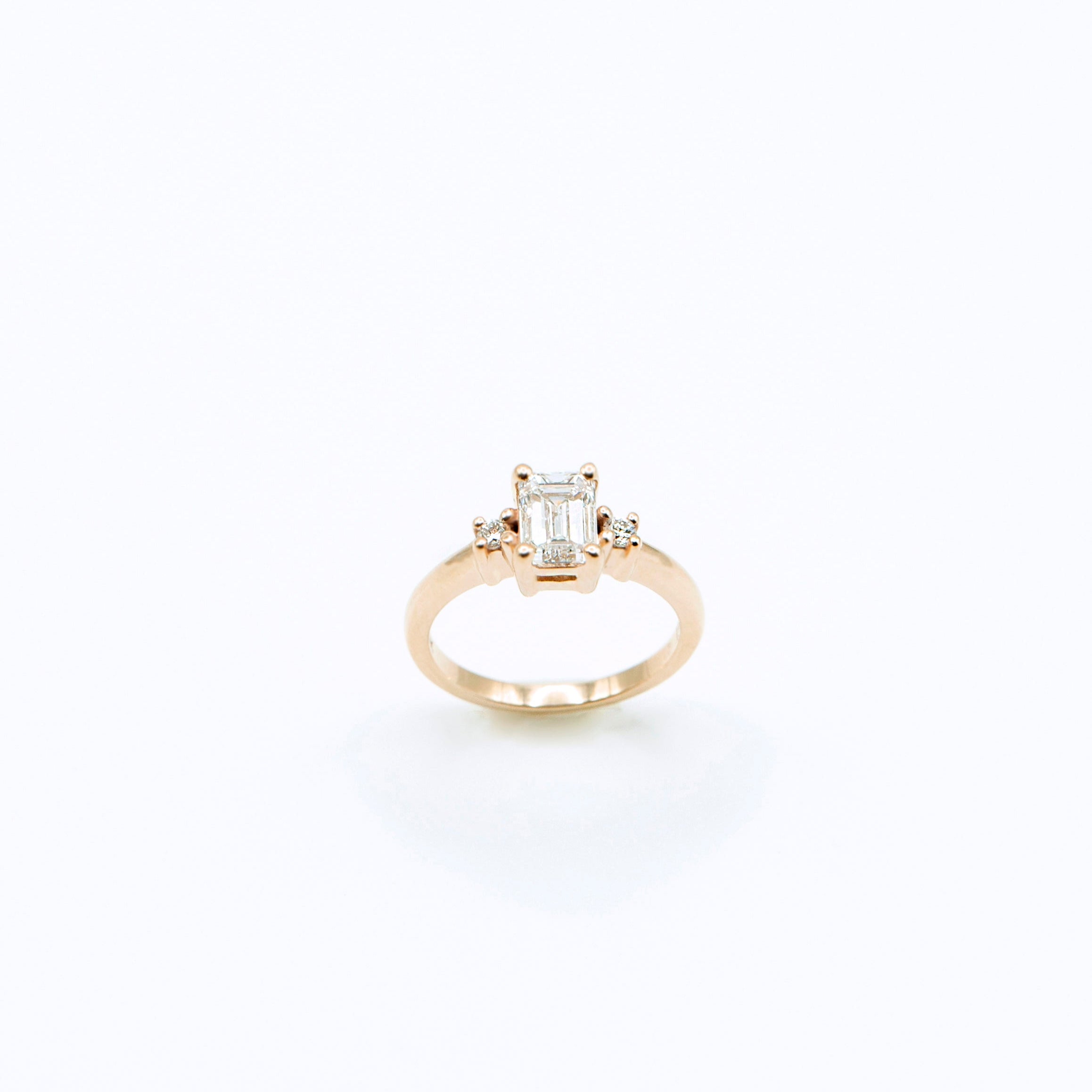 Anillo de compromiso en oro amarillo de 14k con tres diamantes 