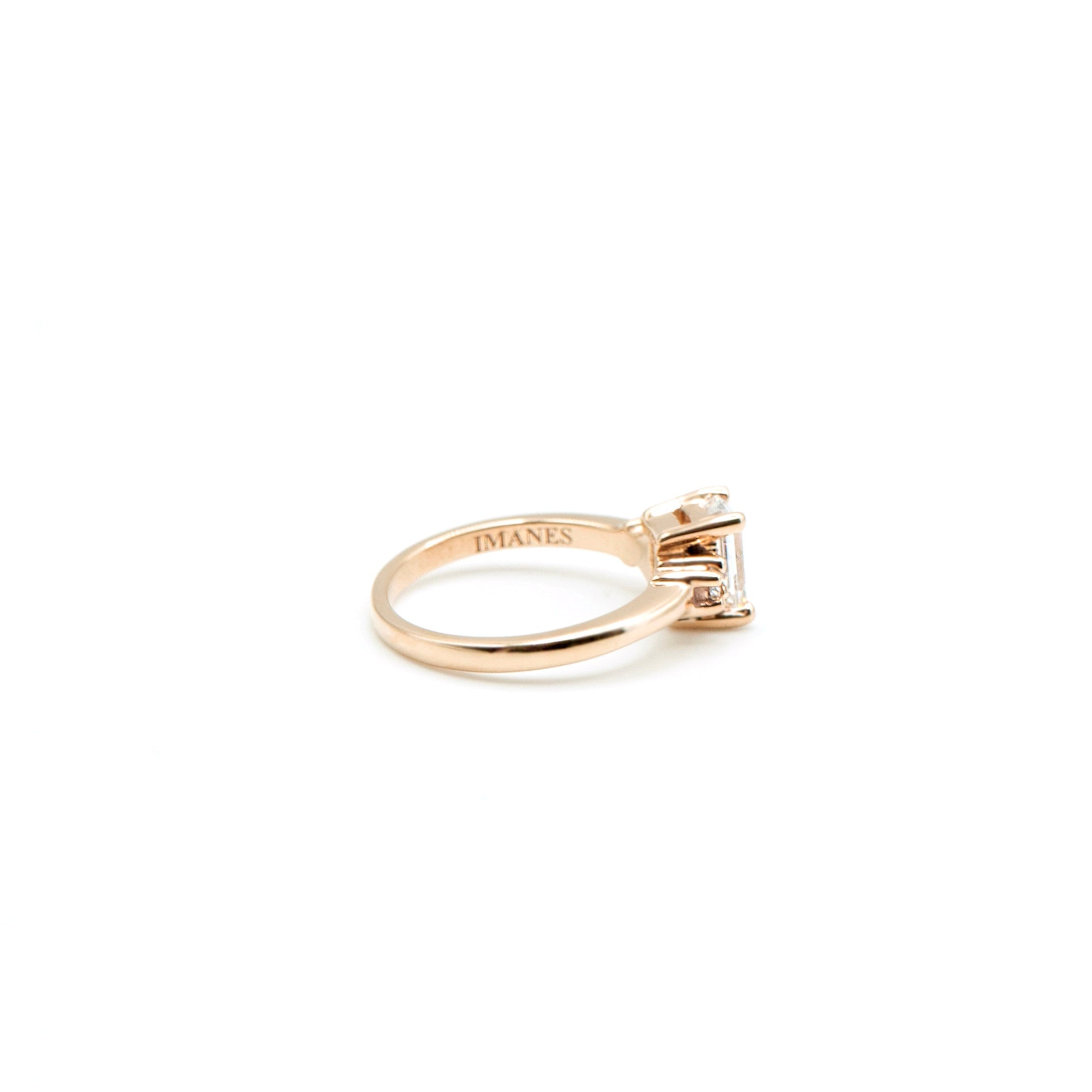 Anillo de compromiso en oro amarillo de 14k con tres diamantes 