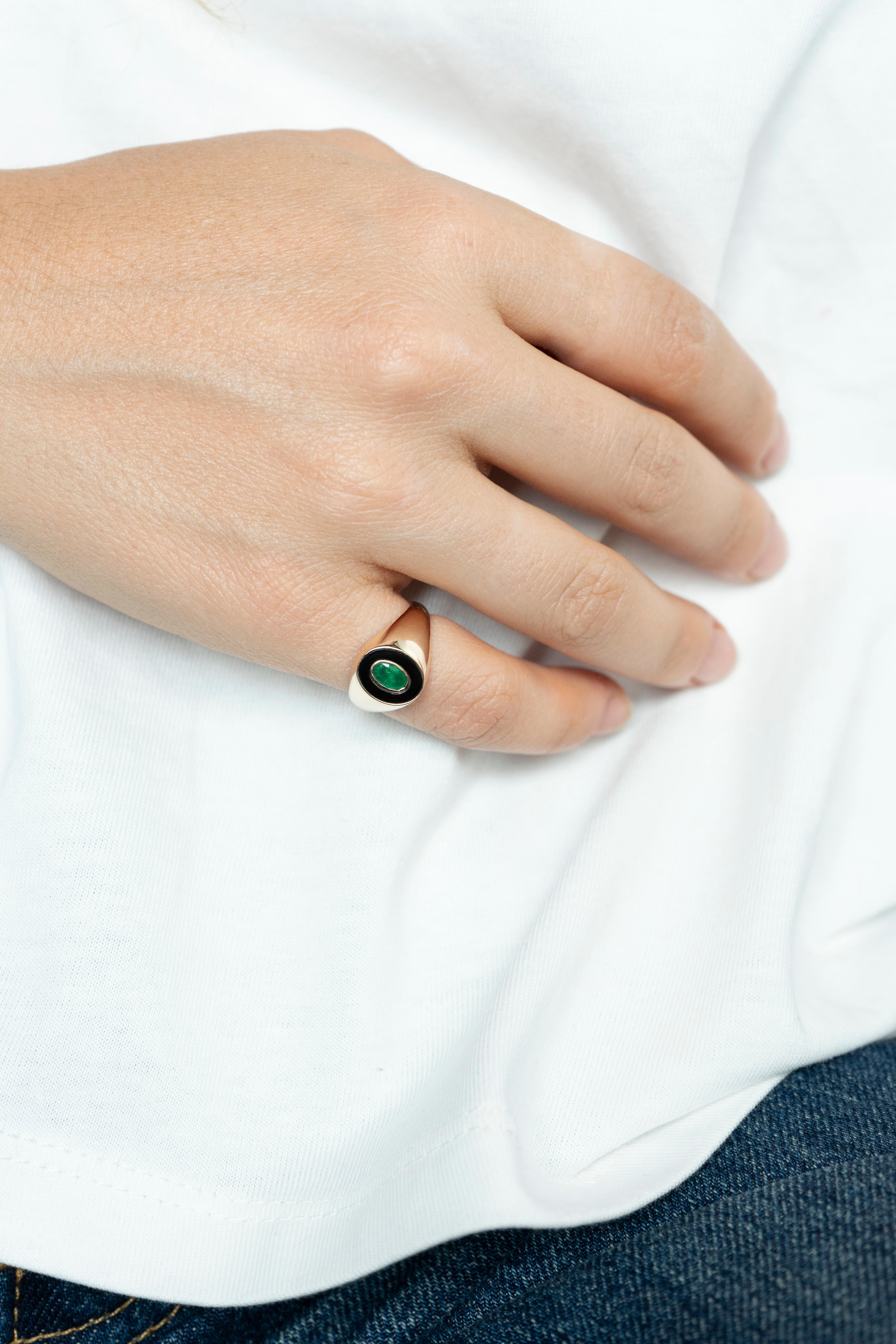Anillo de sello de oro con ónix ovalado y esmeralda engastada en bisel