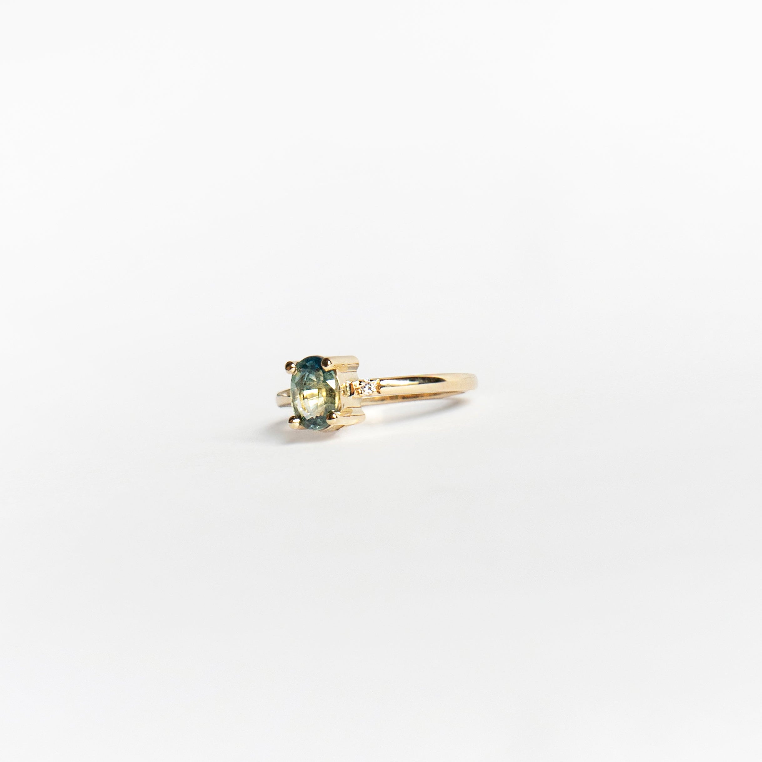 14k Yellow Gold Ring with Bicolor Green Sapphire and Diamond