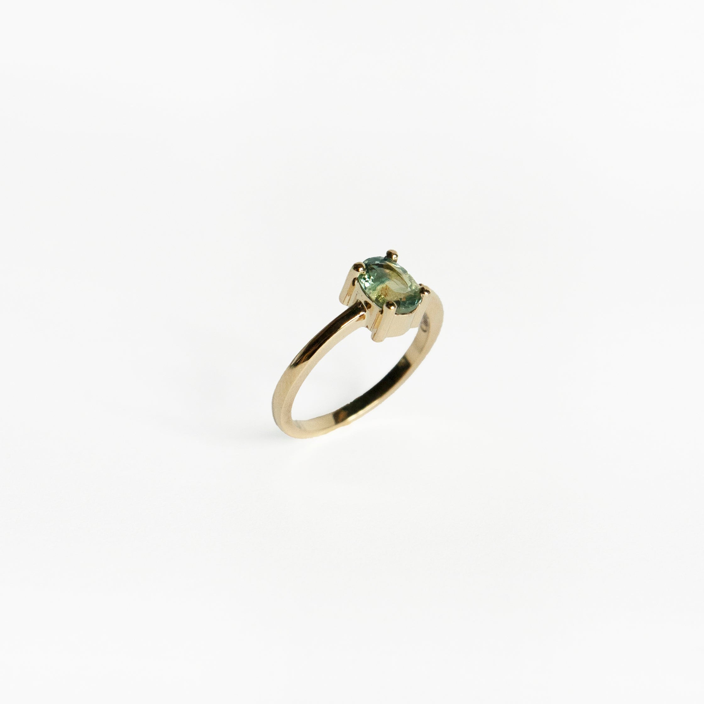 14k Yellow Gold Ring with Bicolor Green Sapphire and Diamond