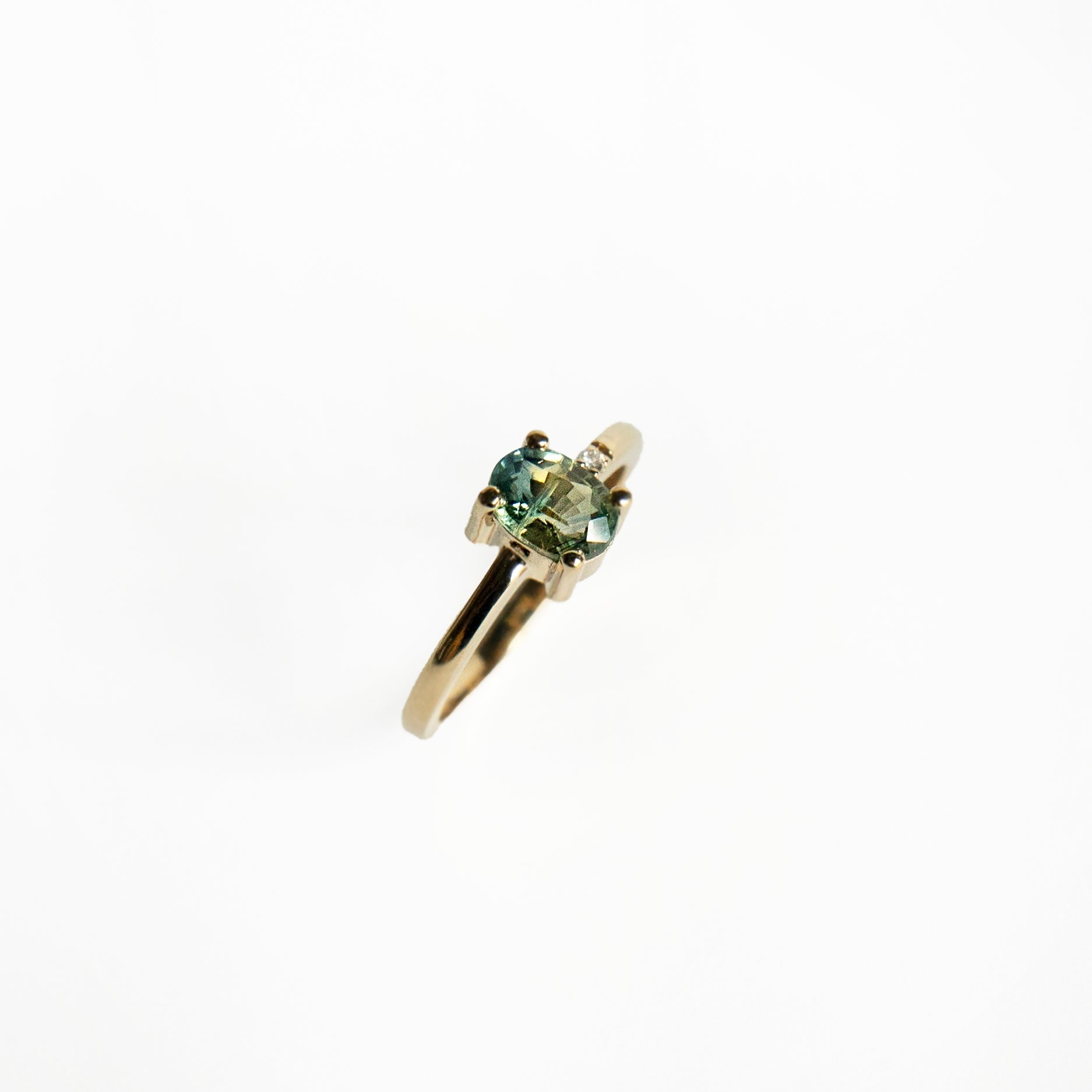 14k Yellow Gold Ring with Bicolor Green Sapphire and Diamond