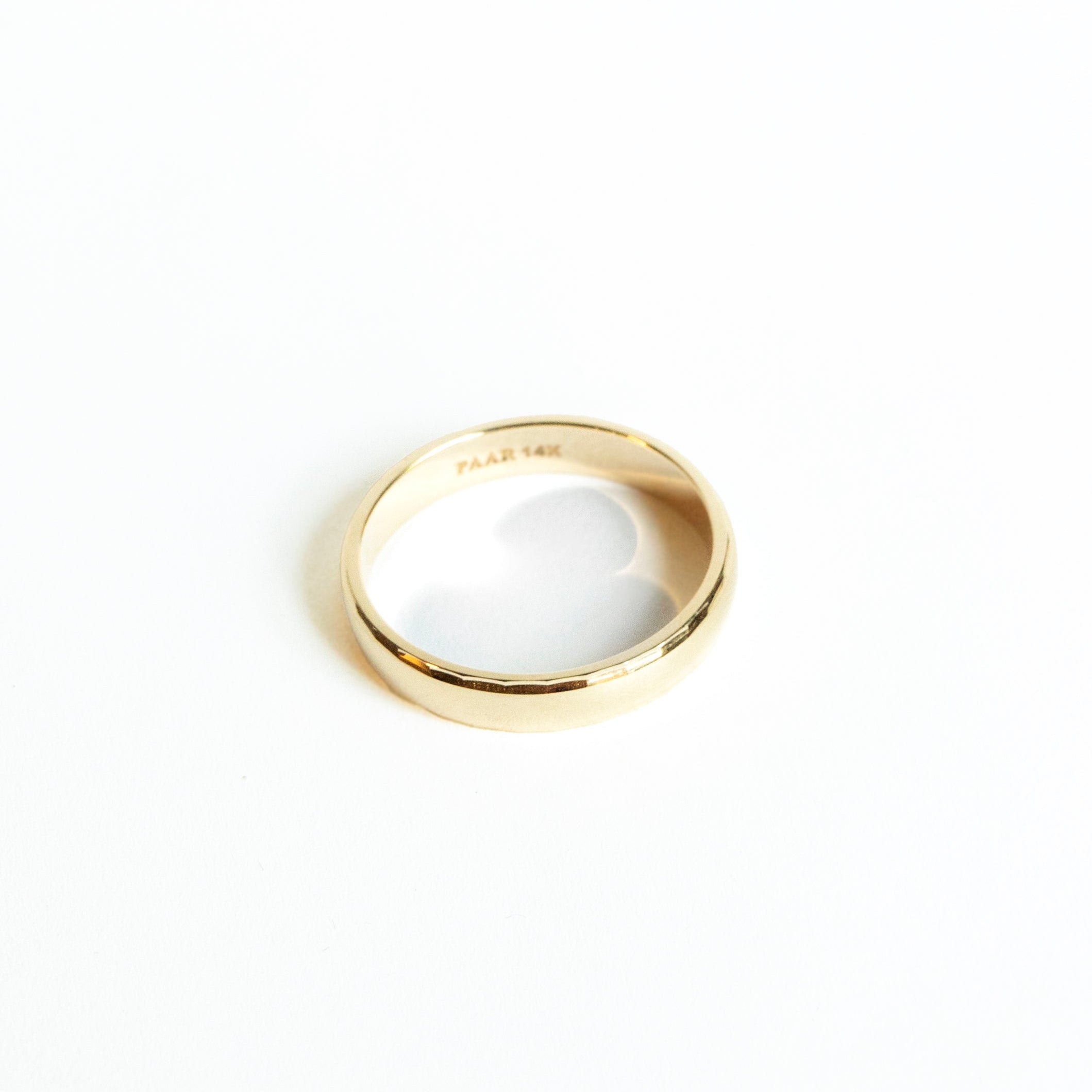 Argolla de matrimonio media caña en oro amarillo de 14k con orillas facetadas