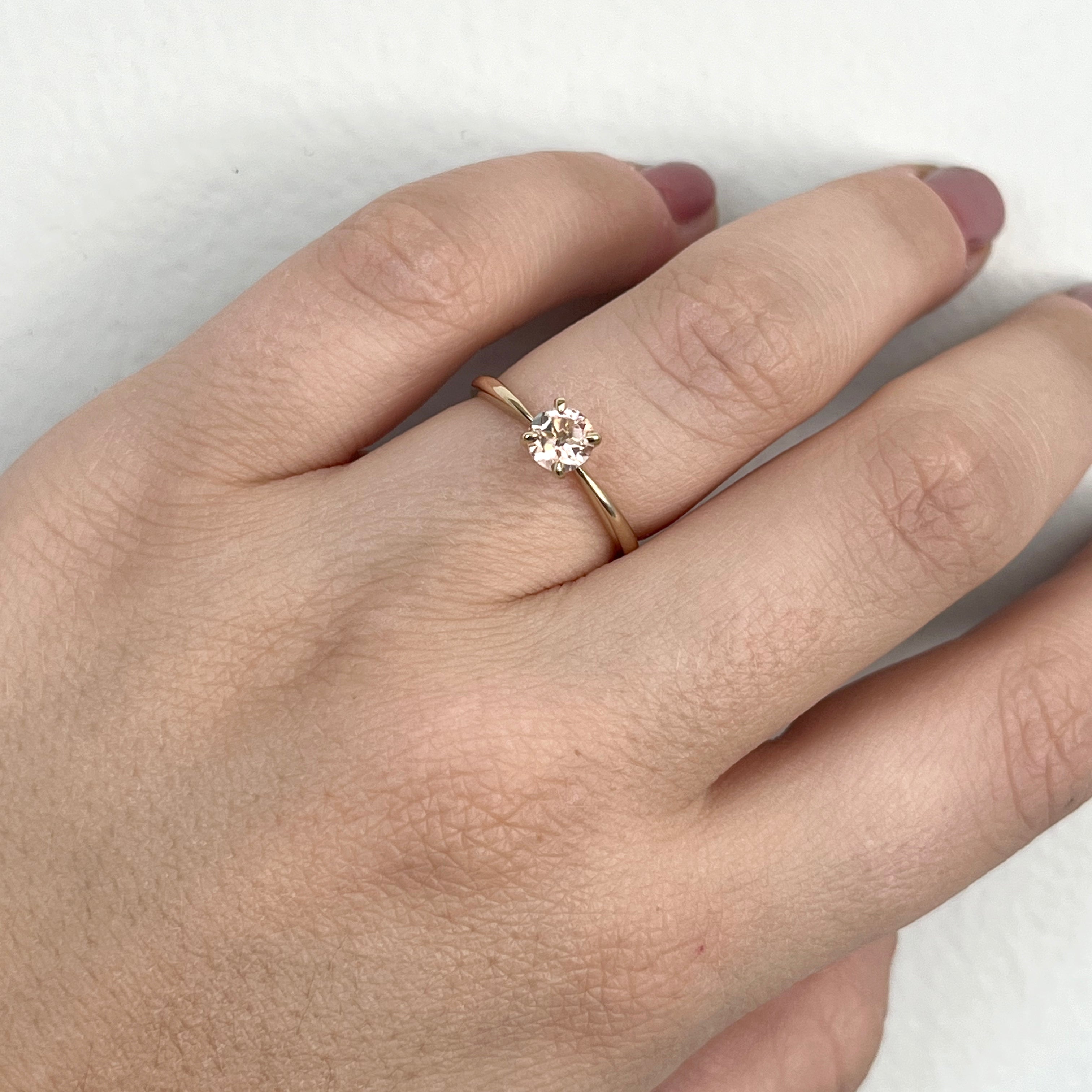 Anillo de compromiso con gema de color 