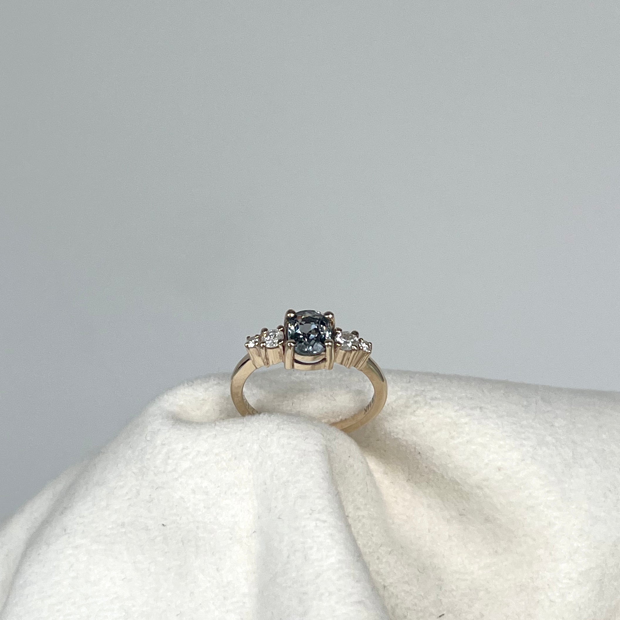 Anillo de compromiso con espinela y diamantes