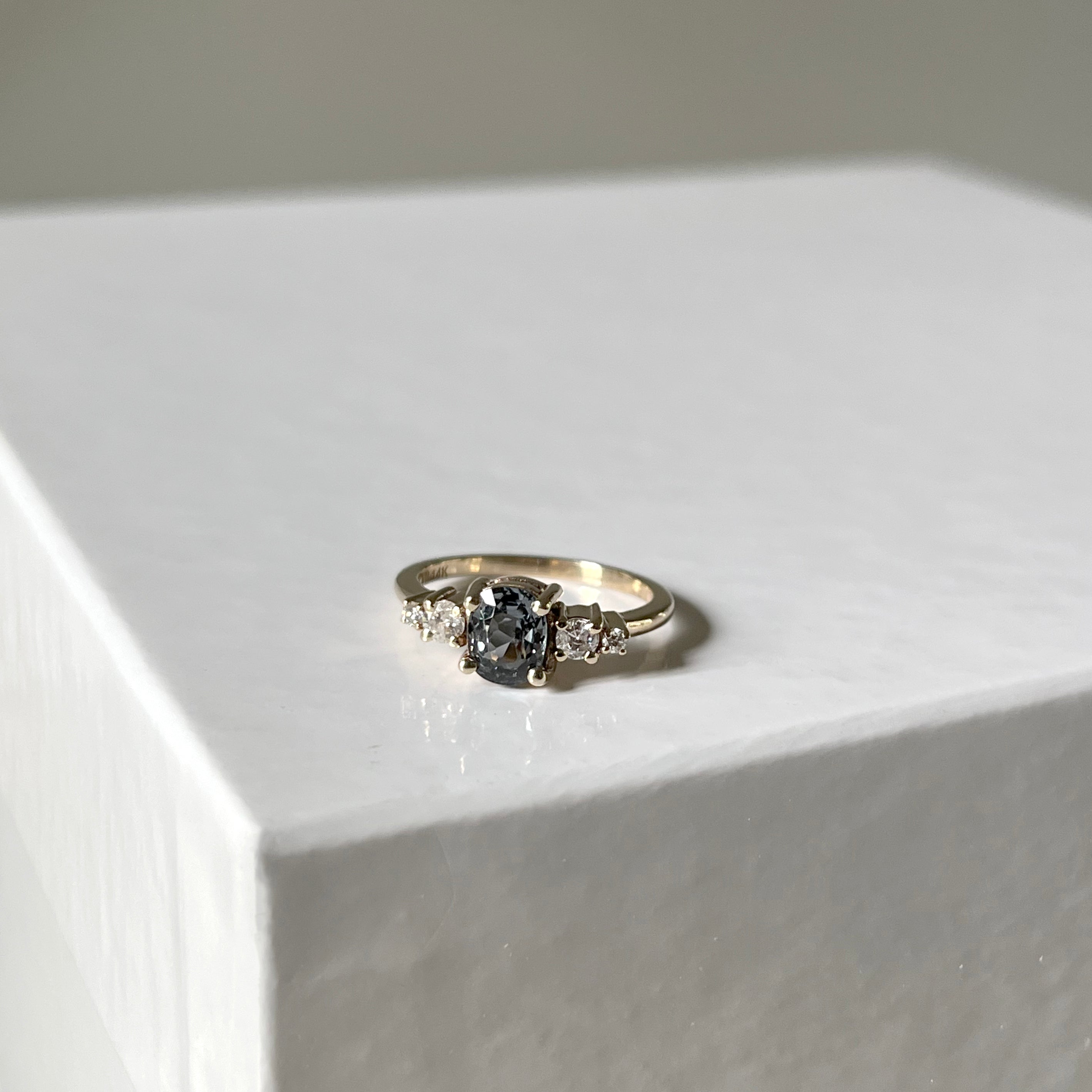 Anillo de compromiso con espinela y diamantes