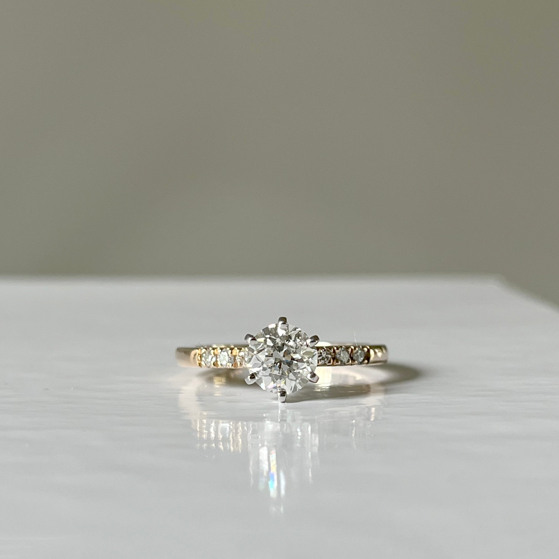 Anillo de compromiso con diamantes pave