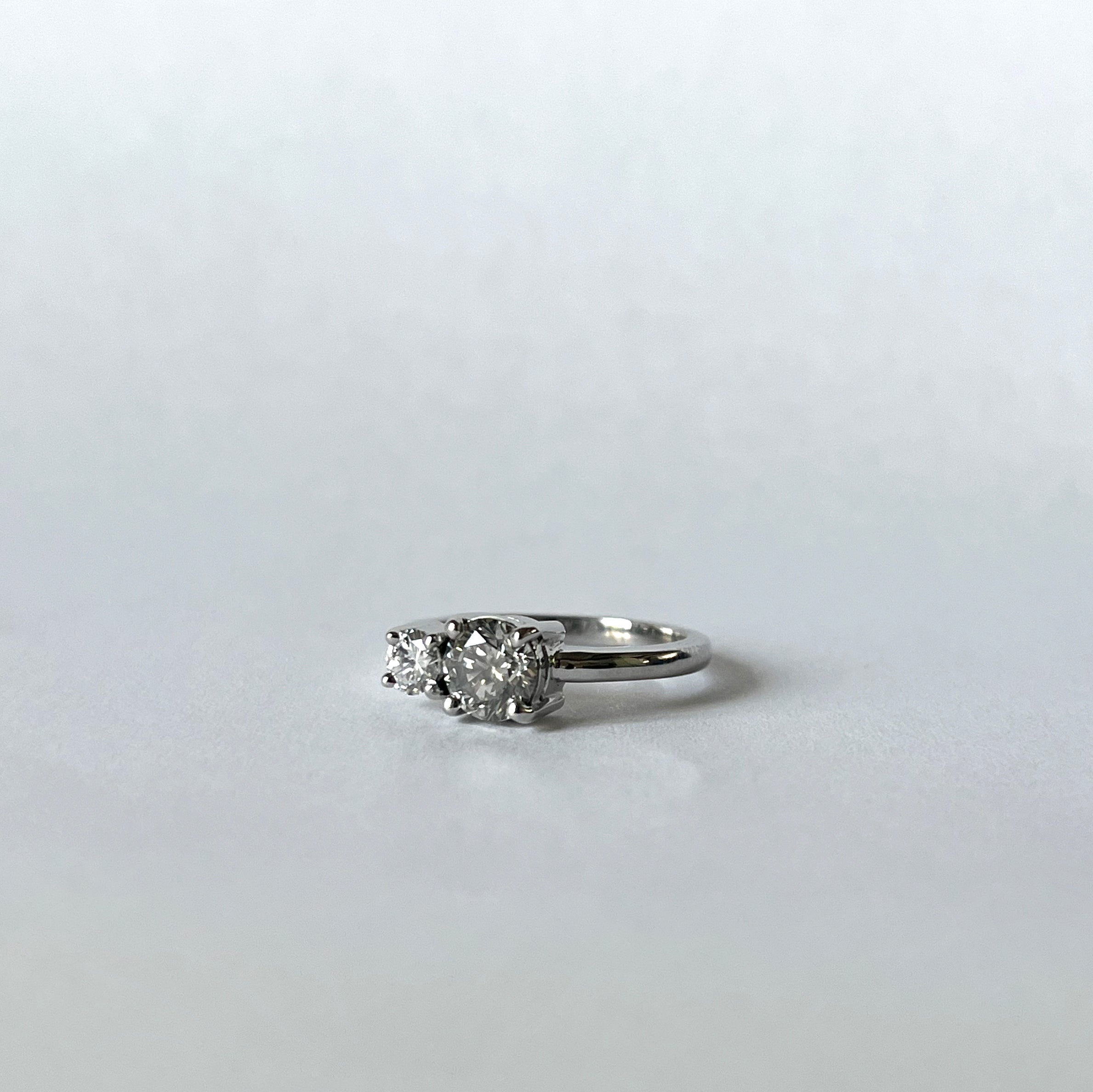 Anillo de compromiso con diamante salt and pepper y diamante blanco