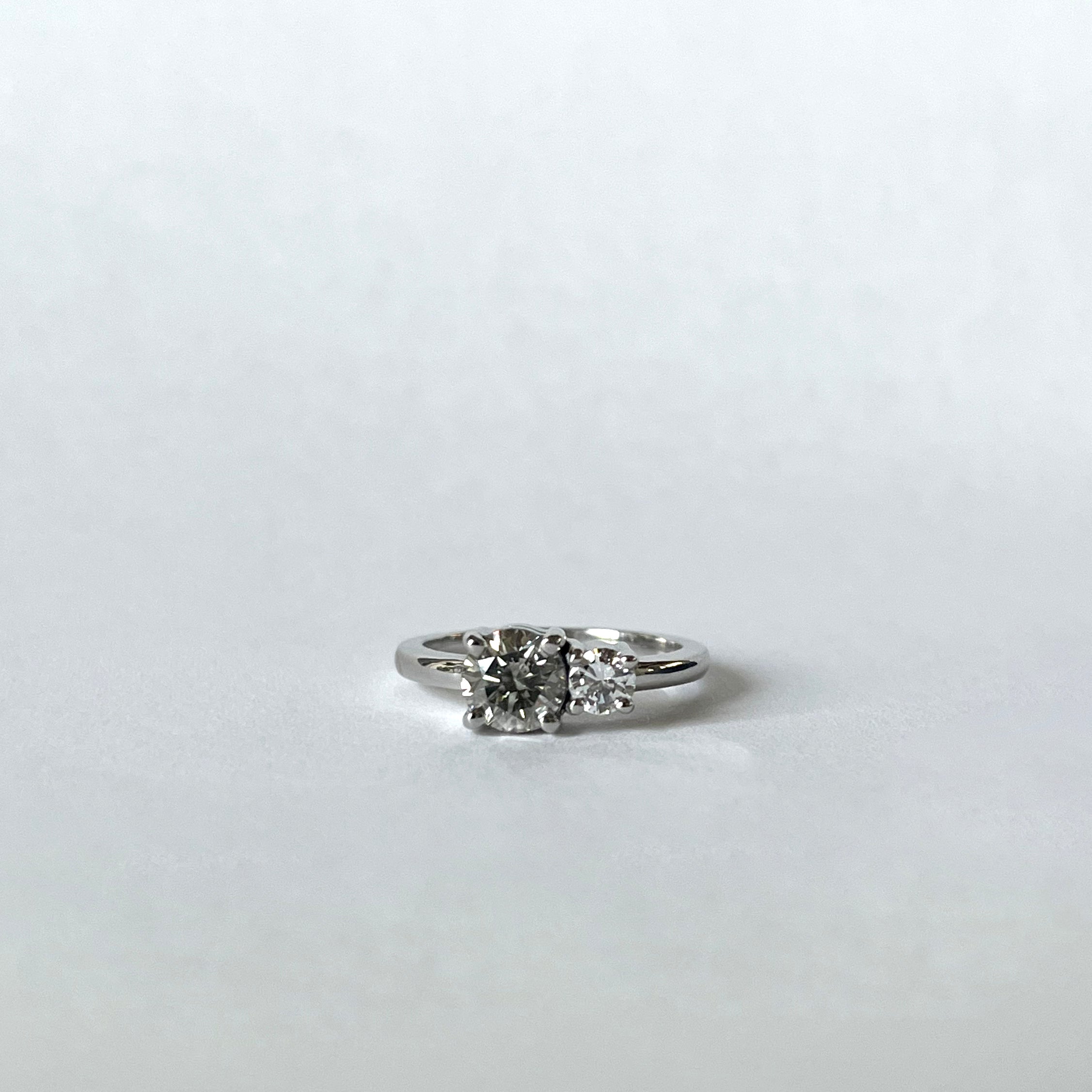 Anillo de compromiso con diamante salt and pepper y diamante blanco