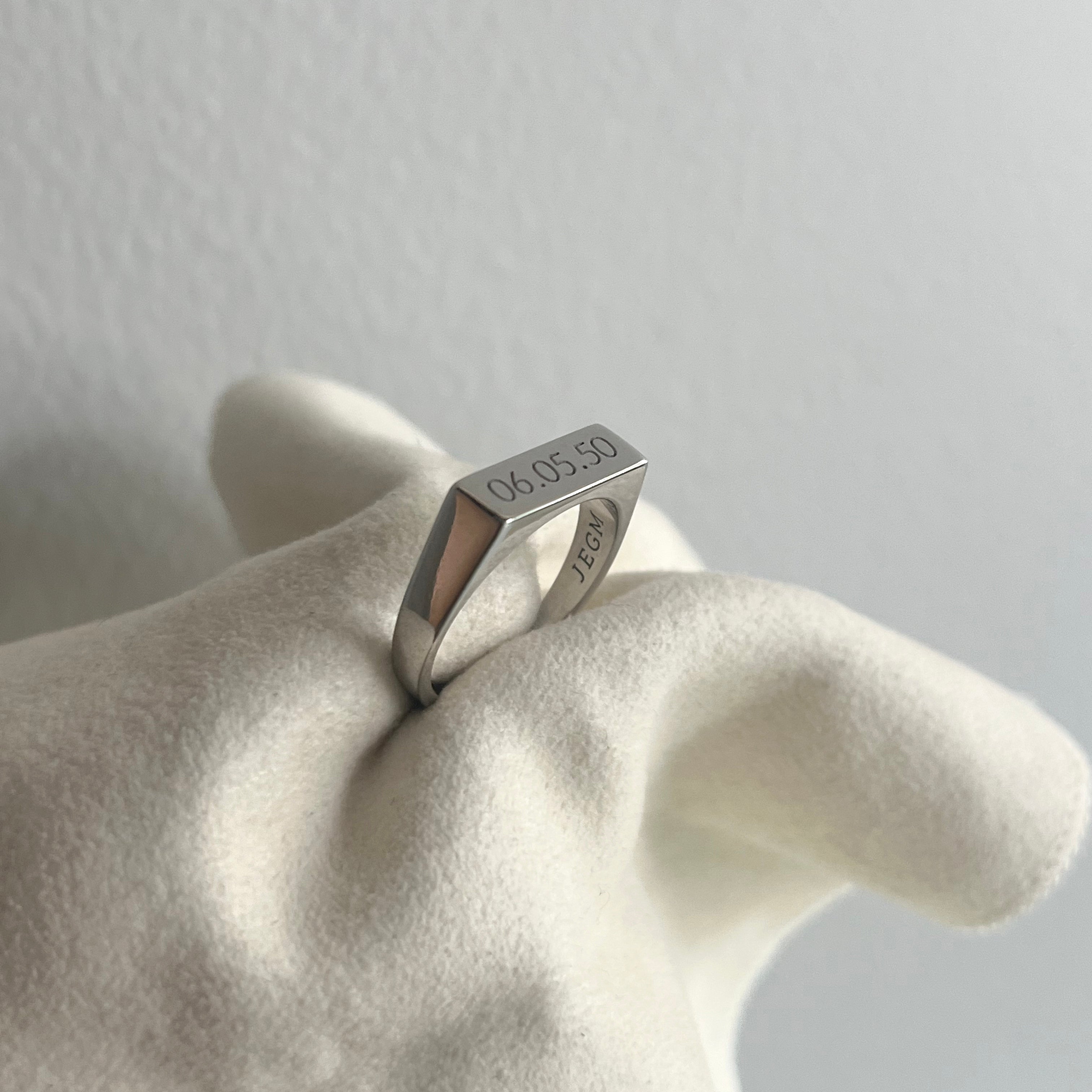 Rectangular signet ring