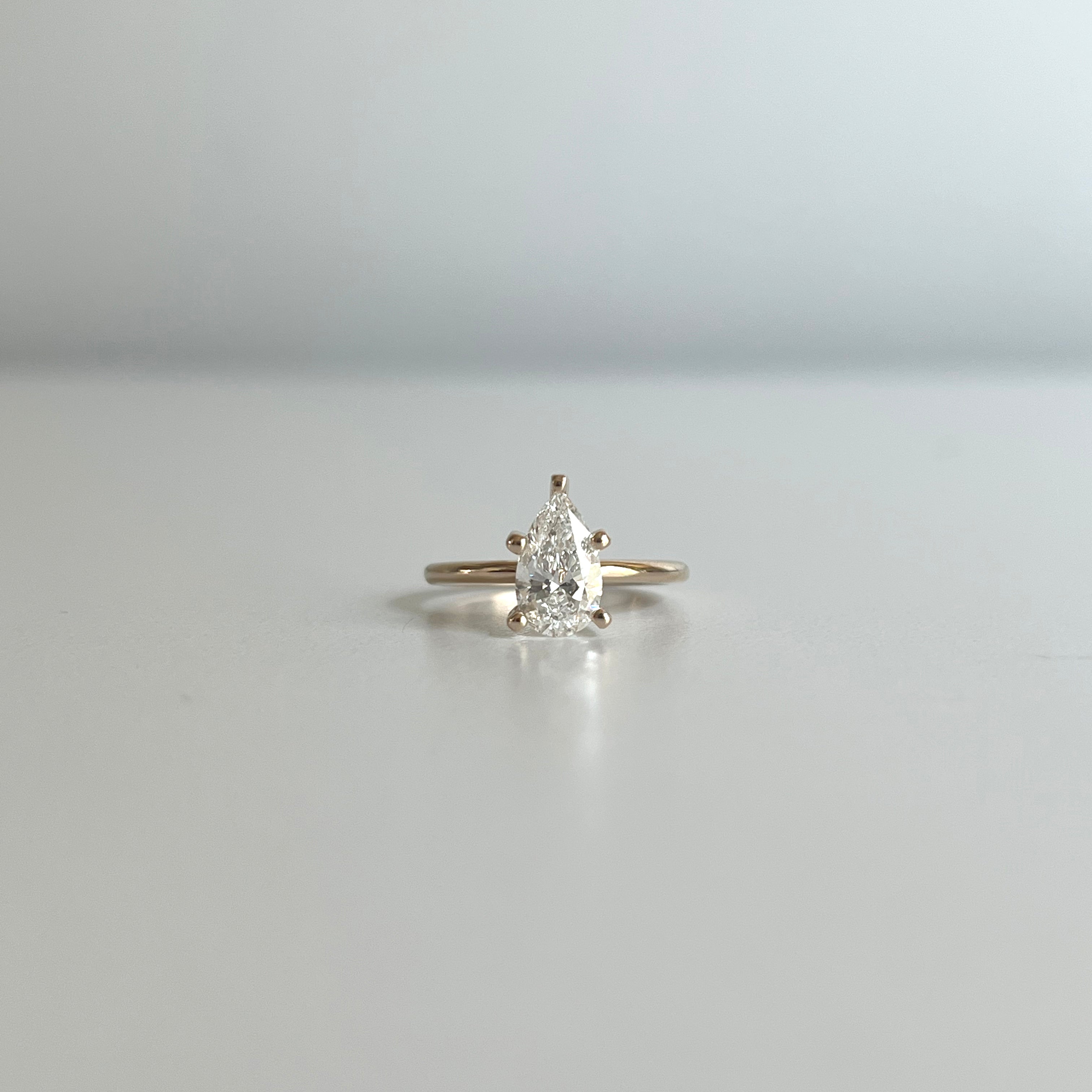 Anillo de compromiso con un diamante corte pera