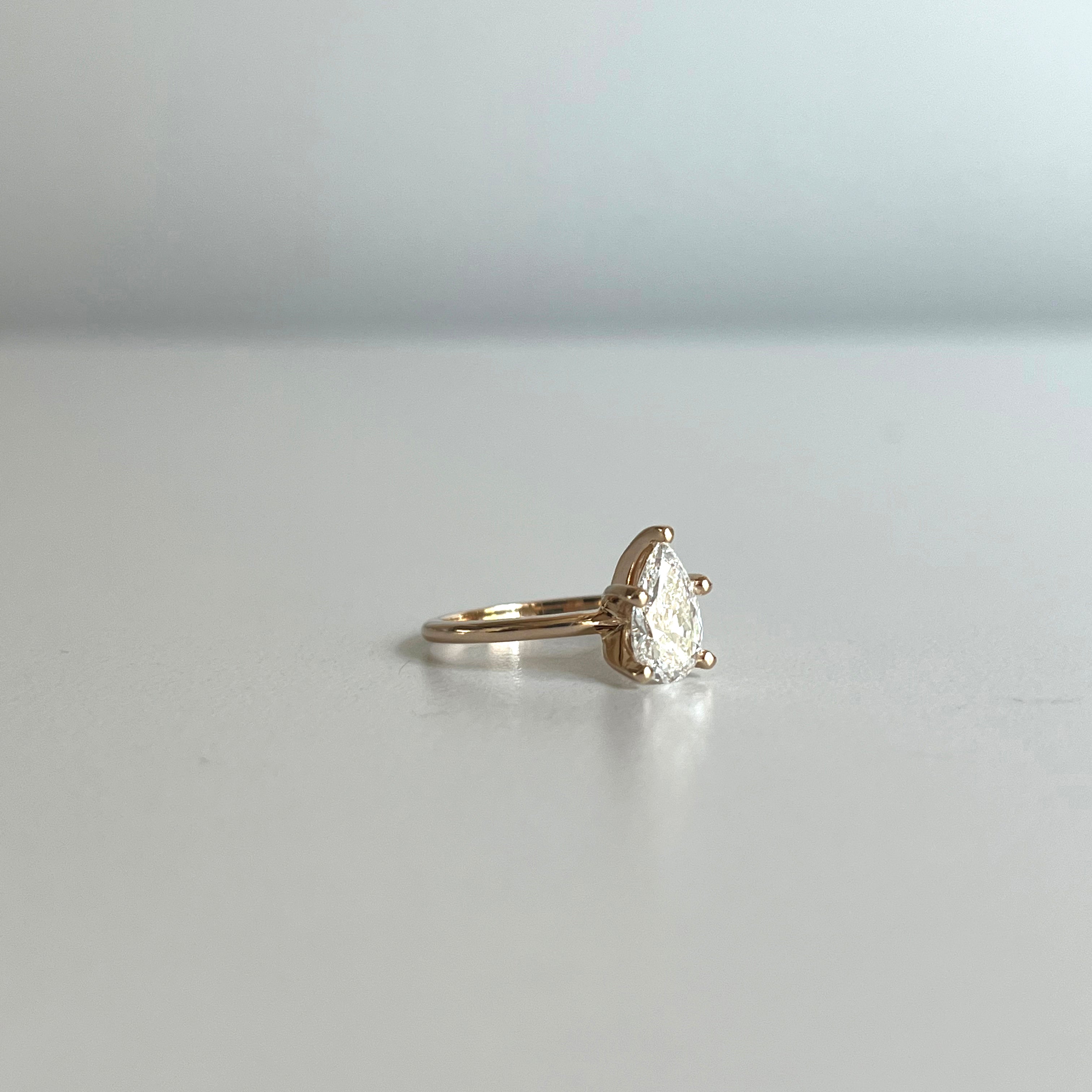 Anillo de compromiso con un diamante corte pera