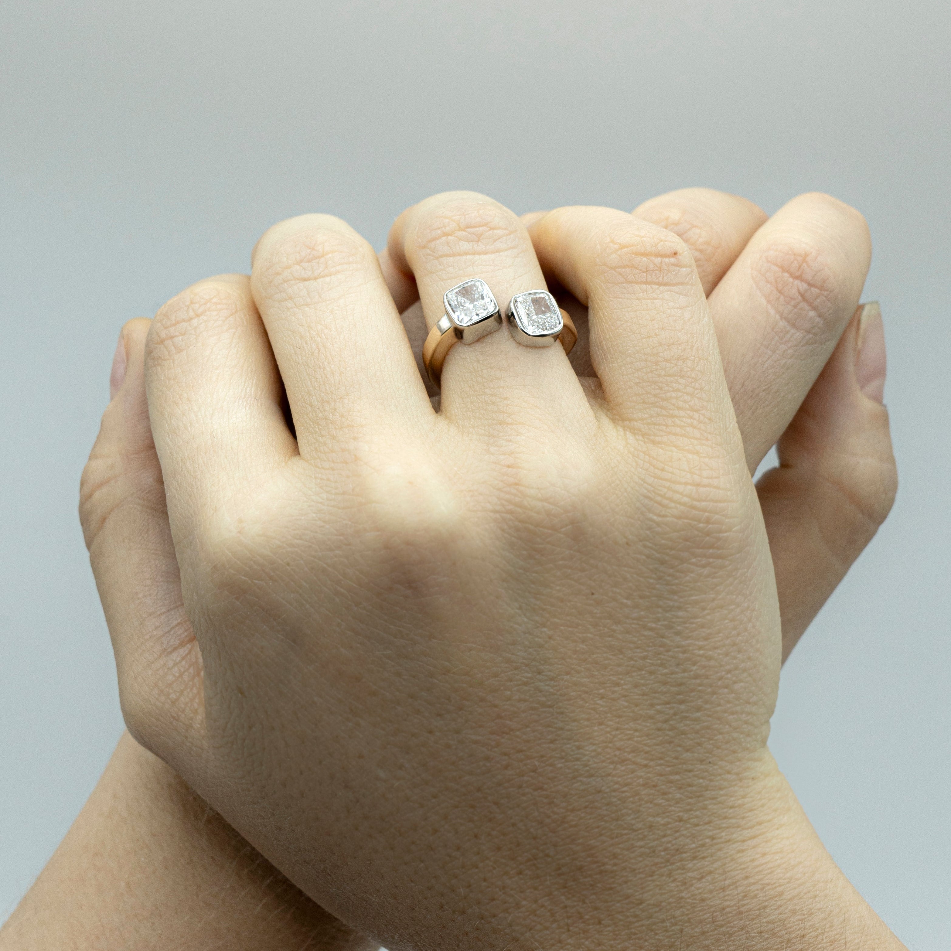 Anillo de compromiso con dos diamantes montados en bisel