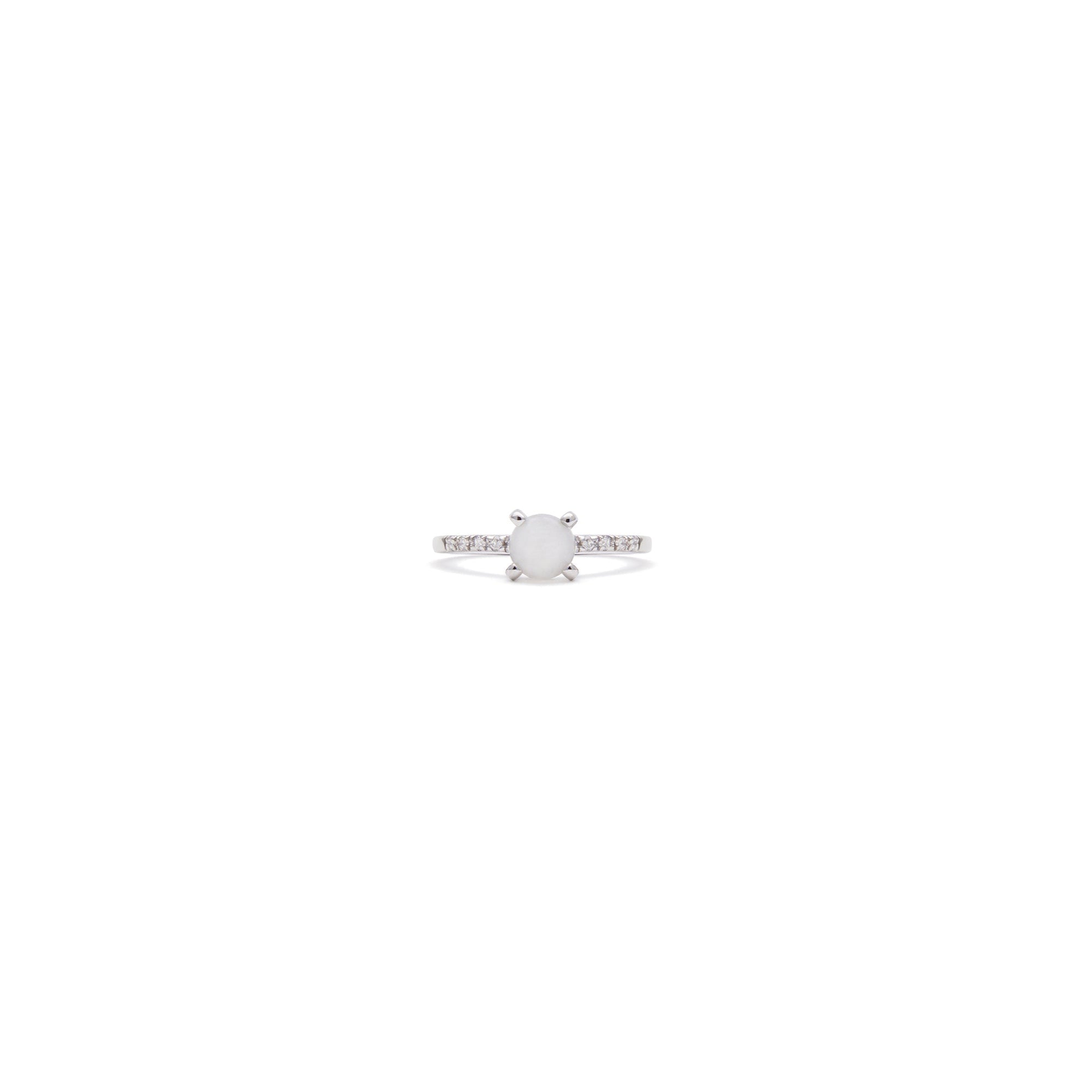 Anillo de compromiso con moonstone esférica y diamantes