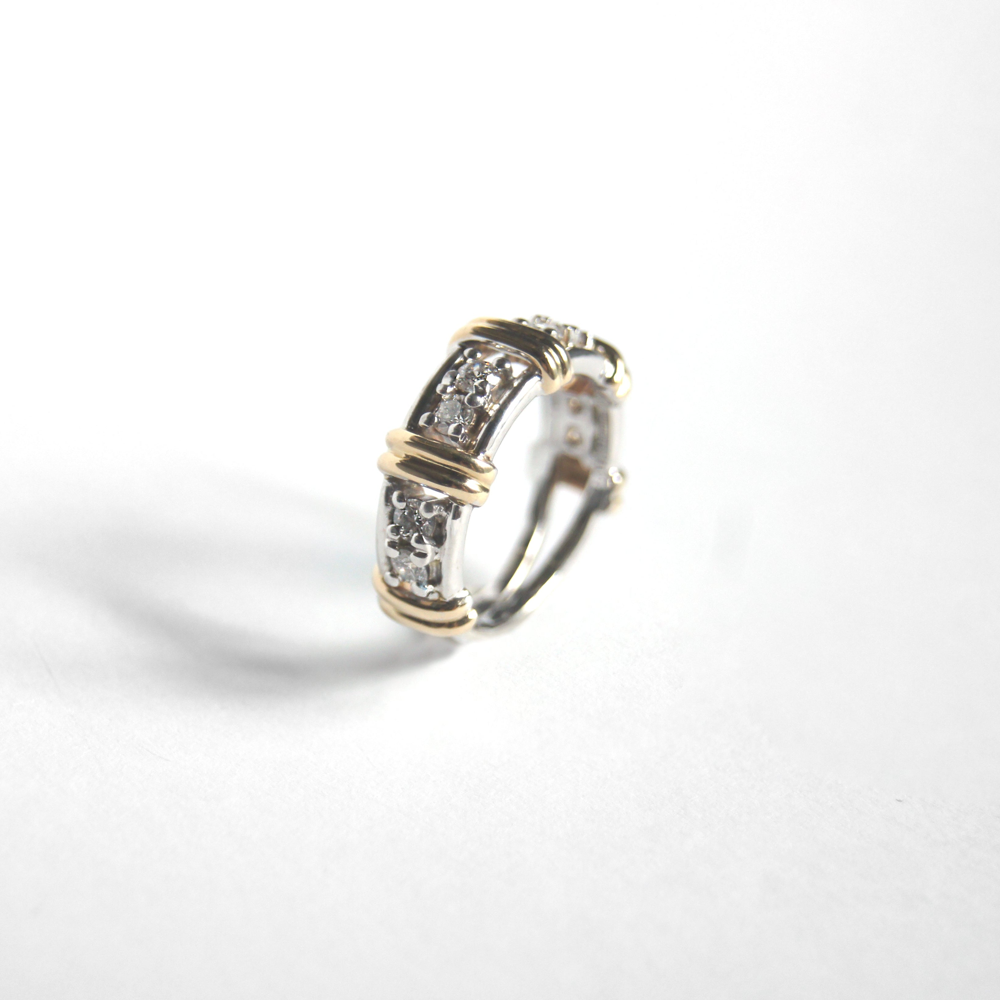 Anillo bicolor con diamantes montados en uñas en oro de 14K