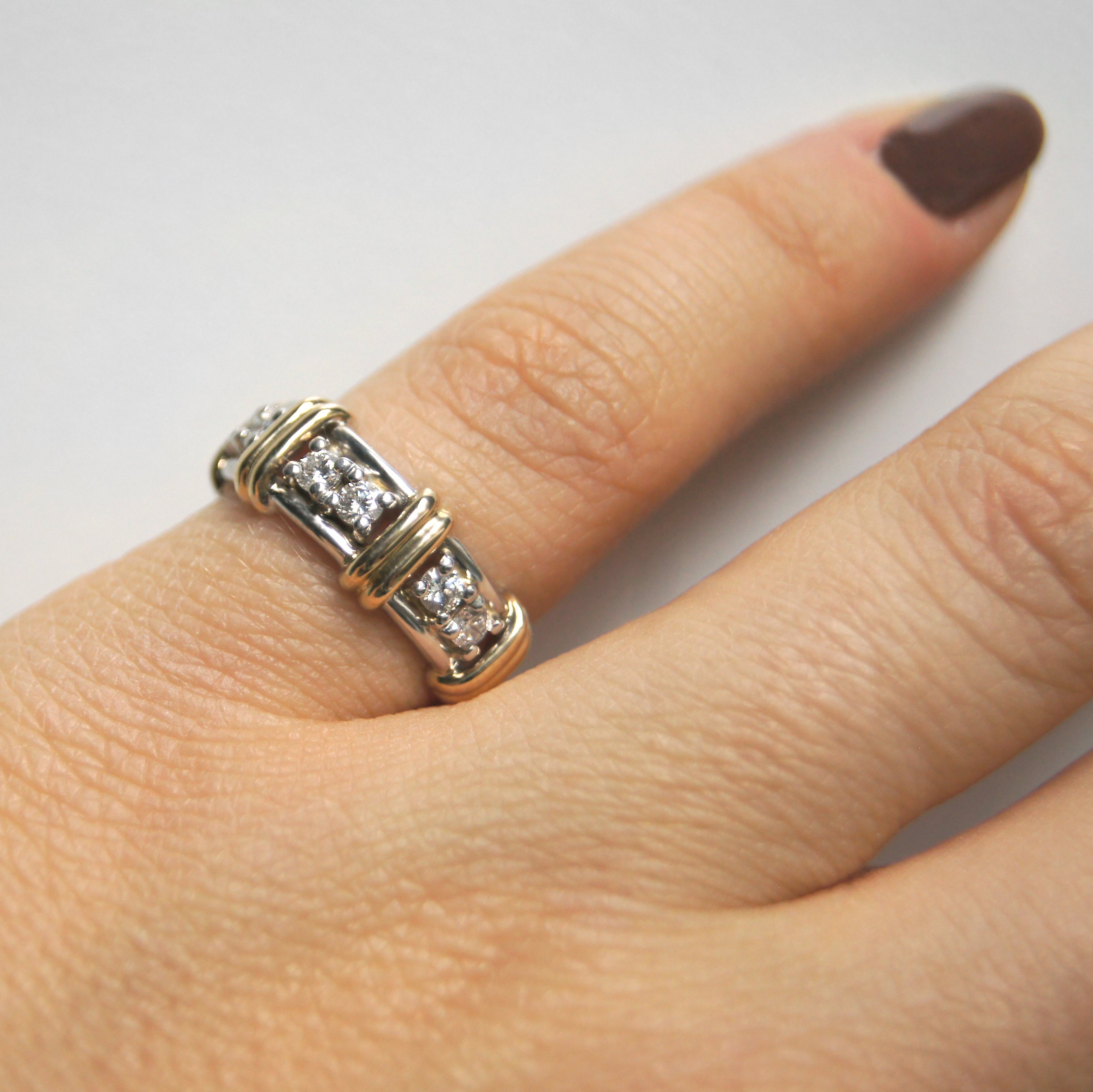 Anillo bicolor con diamantes montados en uñas en oro de 14K