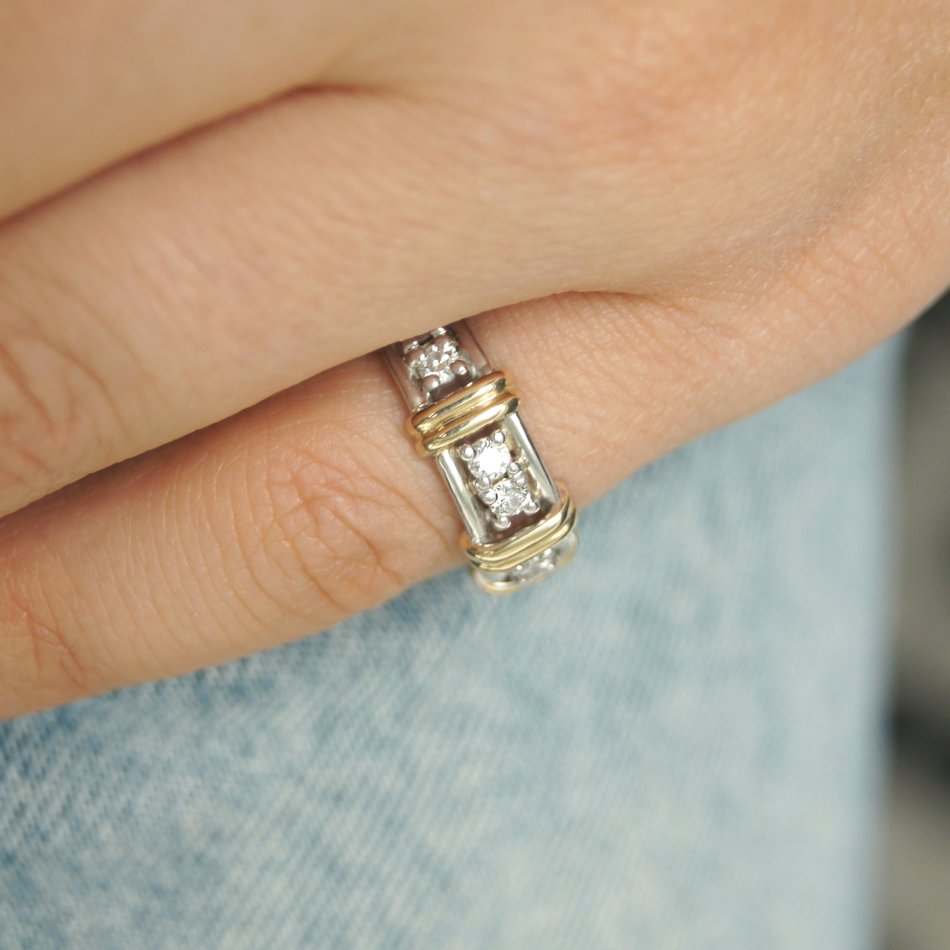 Anillo bicolor con diamantes montados en uñas en oro de 14K