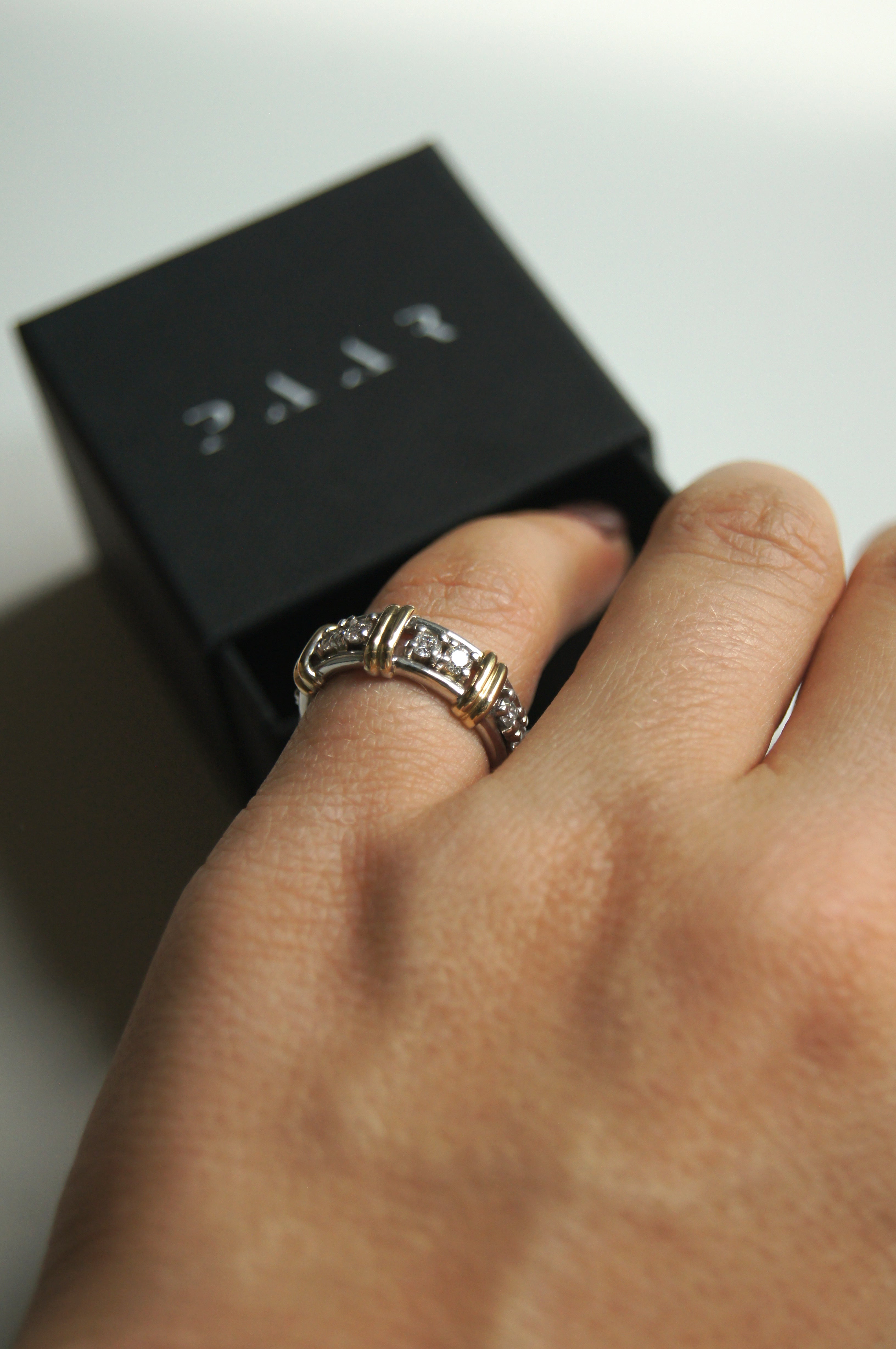 Anillo bicolor con diamantes montados en uñas en oro de 14K