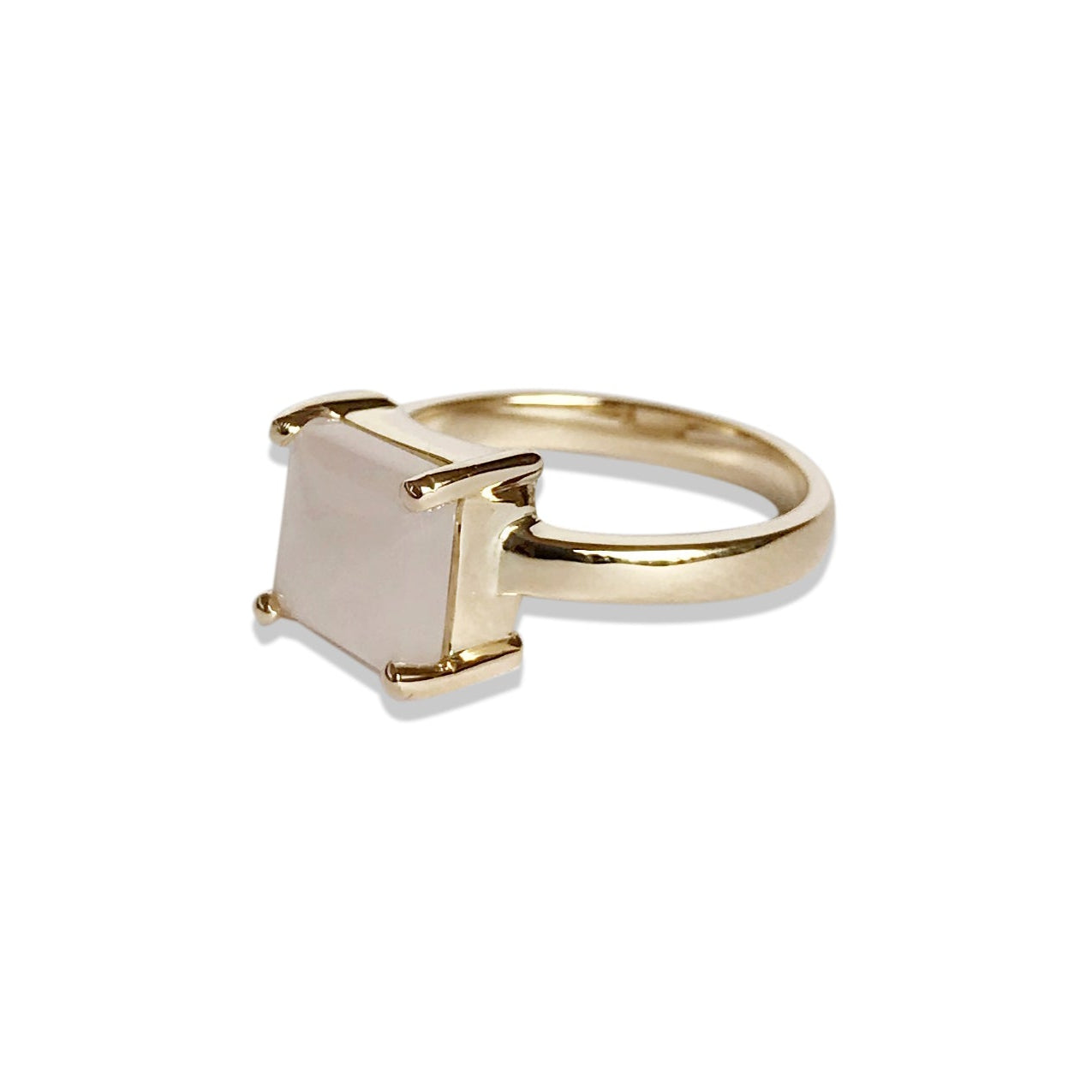 Thick yellow gold ring with a cabochon rose quartz