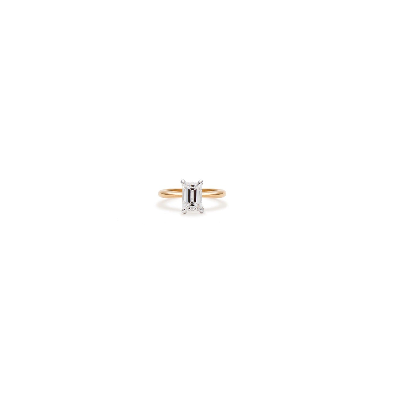 Anillo de compromiso con diamante corte esmeralda