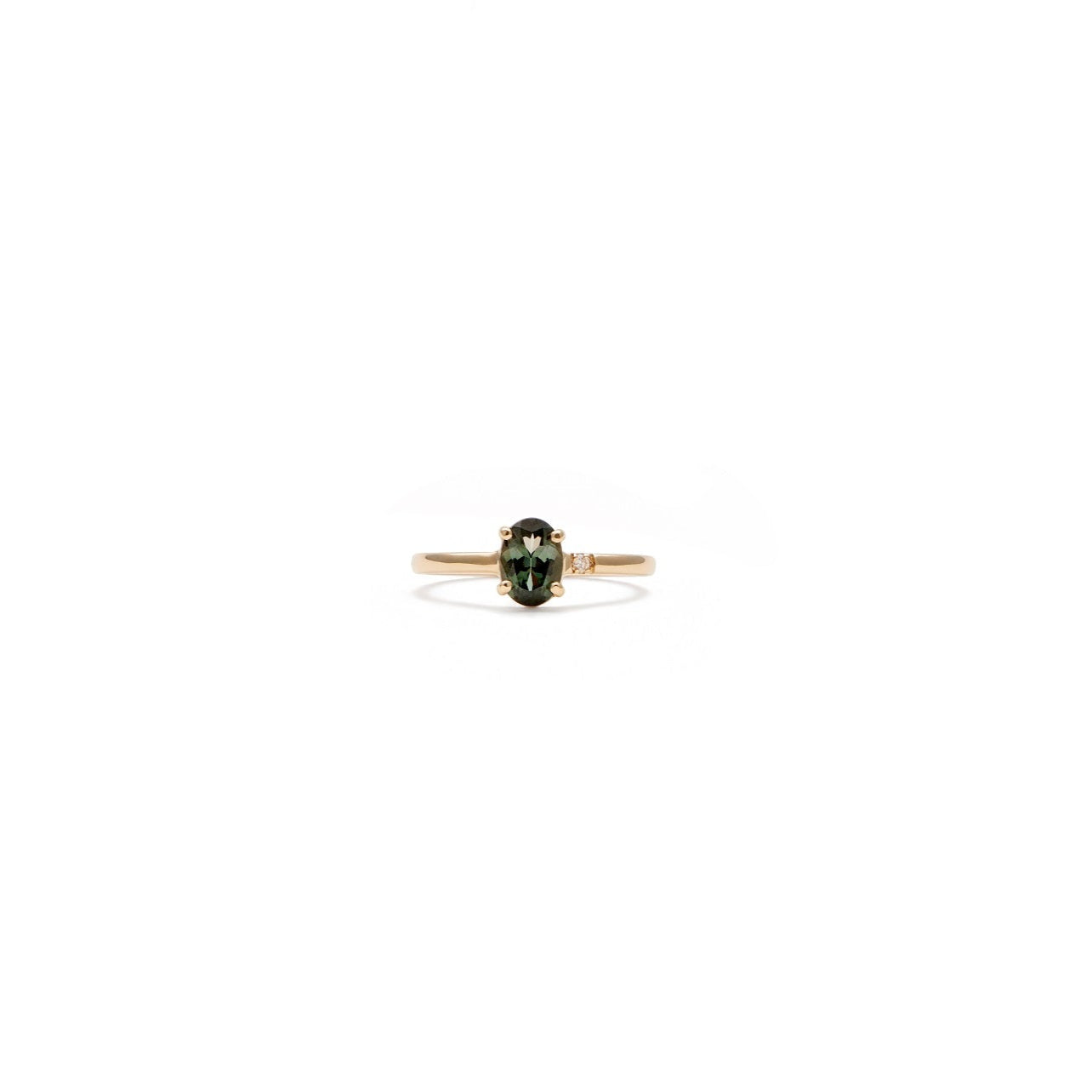 Anillo de compromiso con una turmalina verde ovalada y un diamante