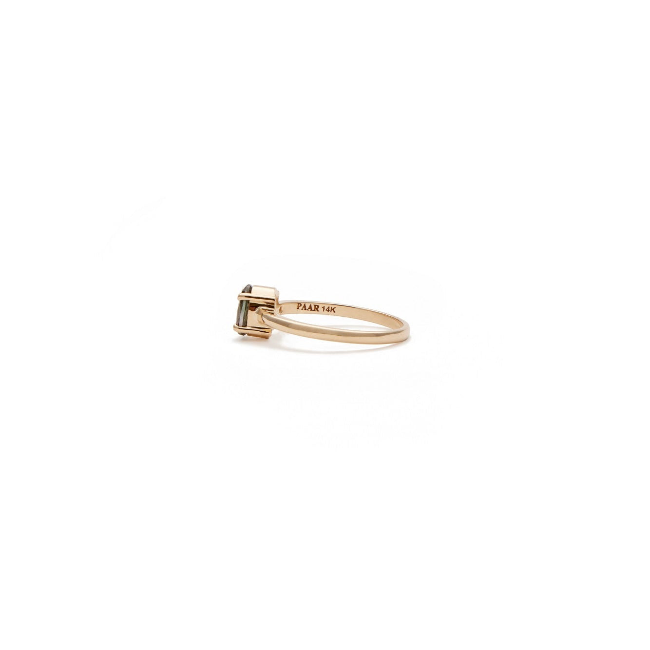 Anillo de compromiso con una turmalina verde ovalada y un diamante