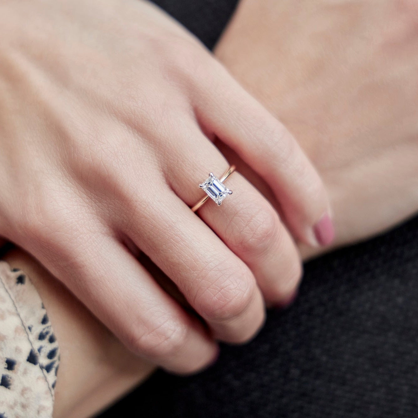 Anillo de compromiso con diamante corte esmeralda